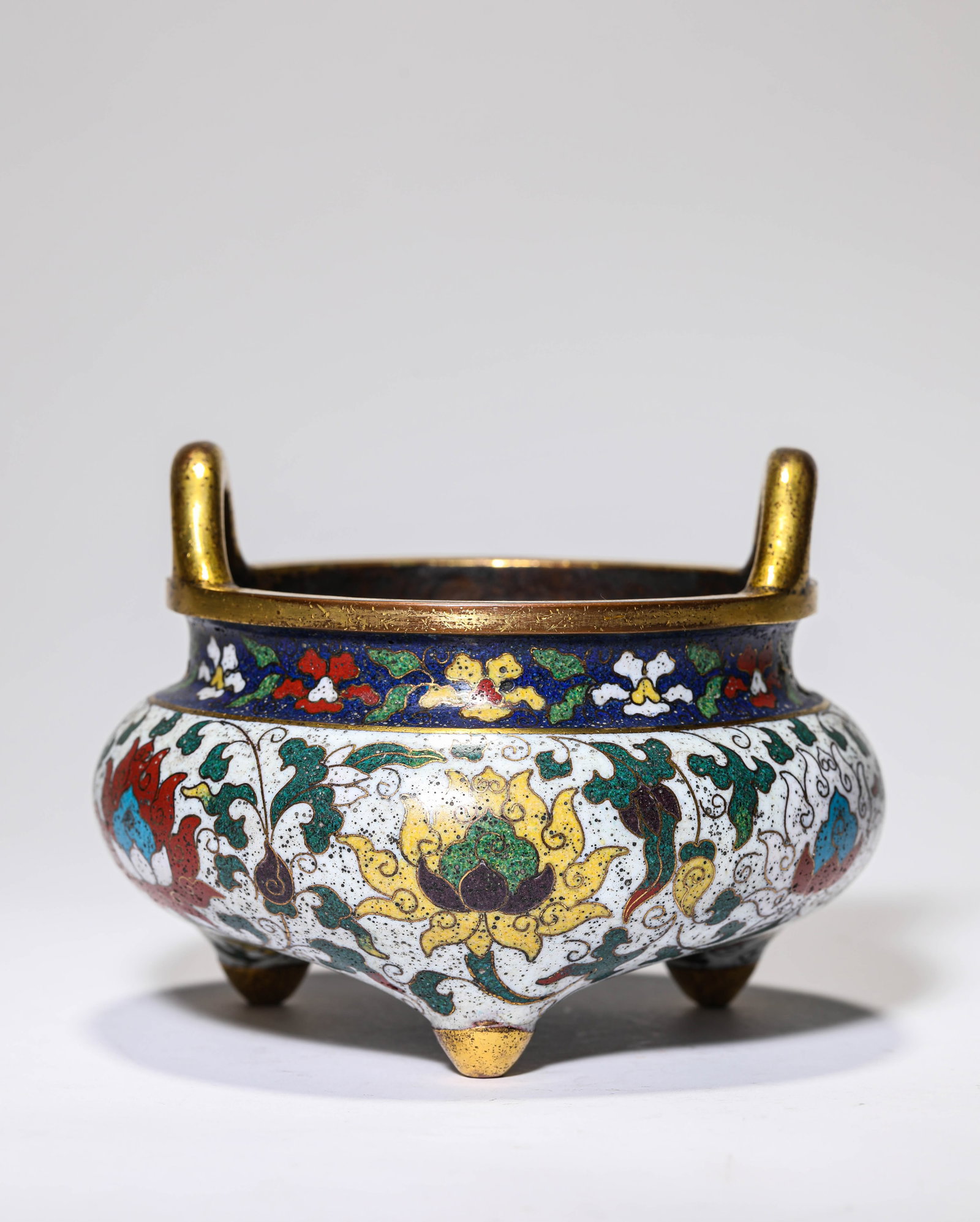 A CLOISONNé ENAMEL 'INTERLOCKING LOTUS' 'BRIDGE HANDLES' CENSER: A CLOISONNé ENAMEL 'INTERLOCKING LOTUS' 'BRIDGE HANDLES' CENSER Dimensions: Weight: 895g. Width: 13.9 cm (5.47 in) x Height: 10.5 cm (4.13 in). All measurements are approximate.