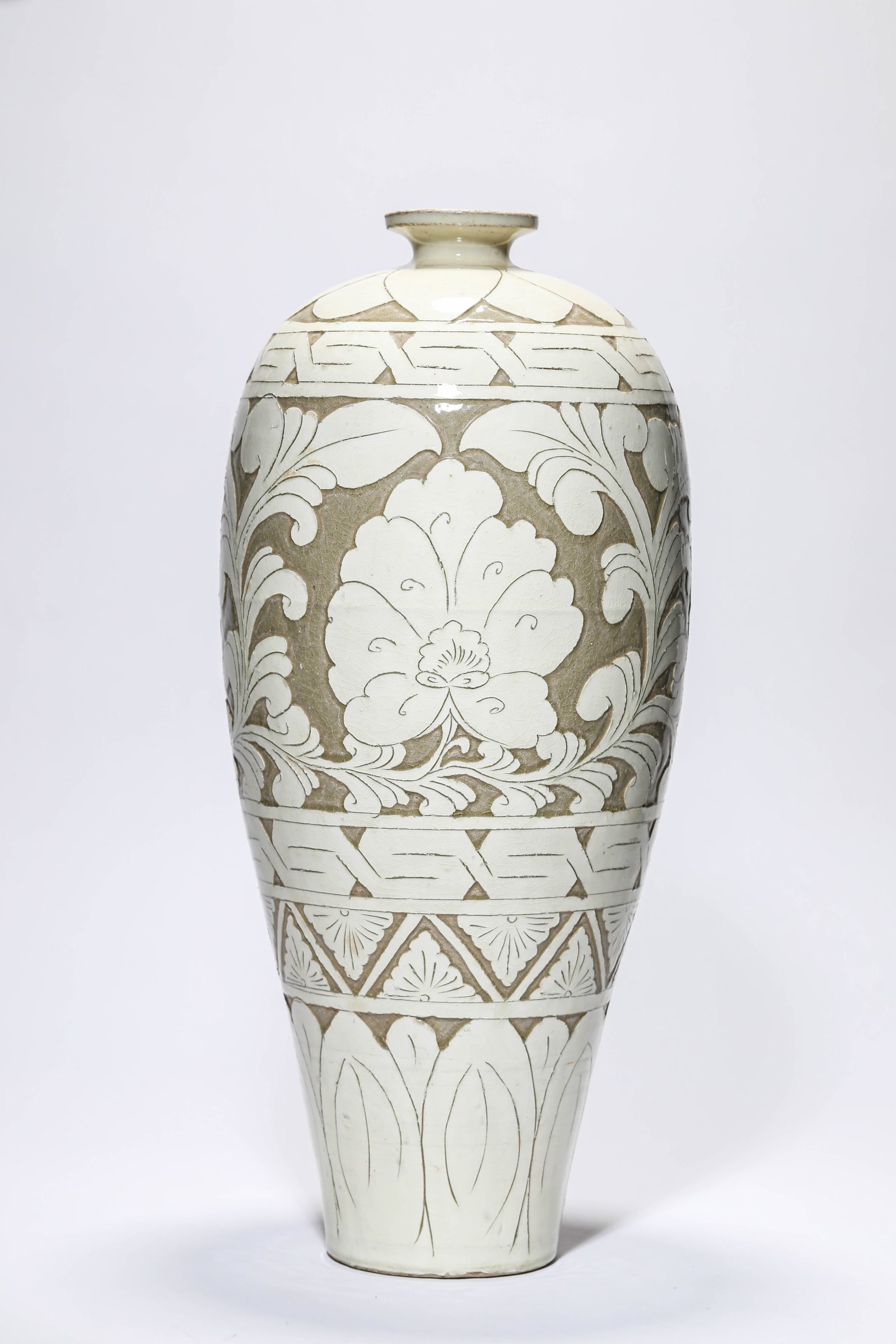 A CIZHOU-TYPE 'CARVED FLORAL' MEIPING: A CIZHOU-TYPE 'CARVED FLORAL' MEIPING Dimensions: Width: 20.2 cm (7.95 in) x Height: 45.0 cm (17.72 in). All measurements are approximate.