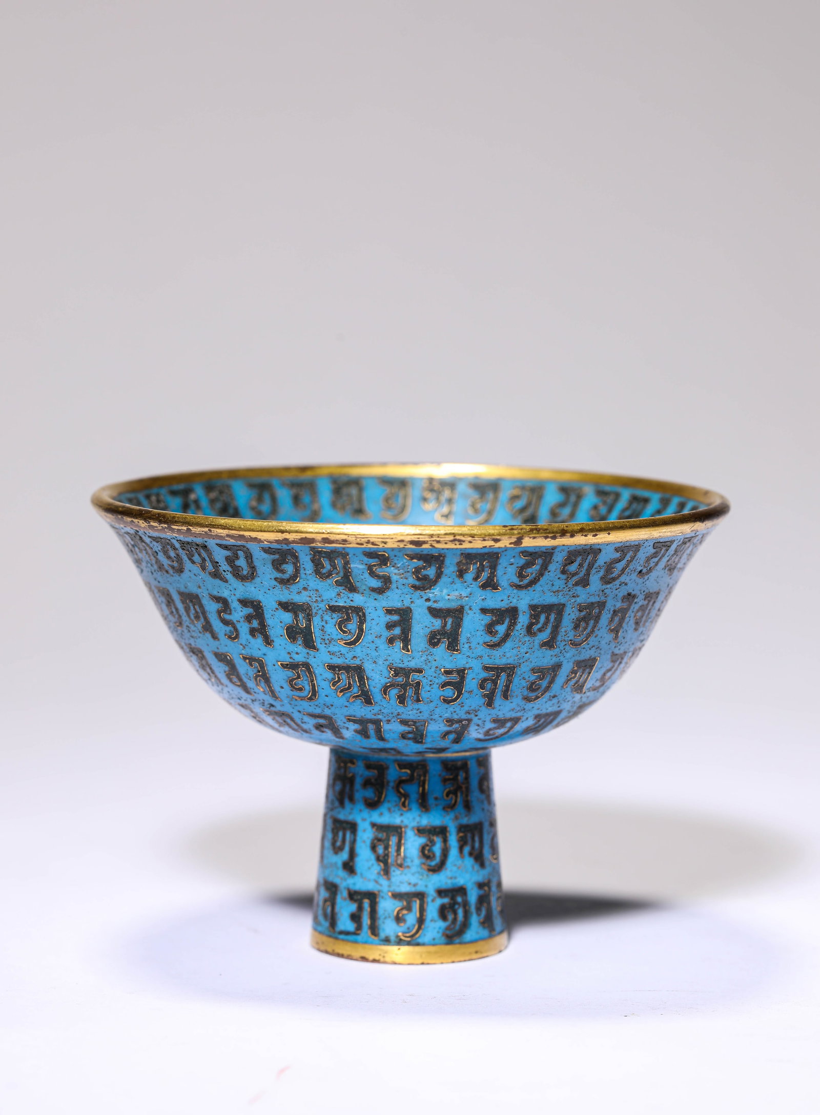 A CLOISONNé ENAMEL 'ARABIC-INSCRIPTION' STEM BOWL: A CLOISONNé ENAMEL 'ARABIC-INSCRIPTION' STEM BOWL Dimensions: Weight: 300g. Width: 11.4 cm (4.49 in) x Height: 8.4 cm (3.31 in). All measurements are approximate.