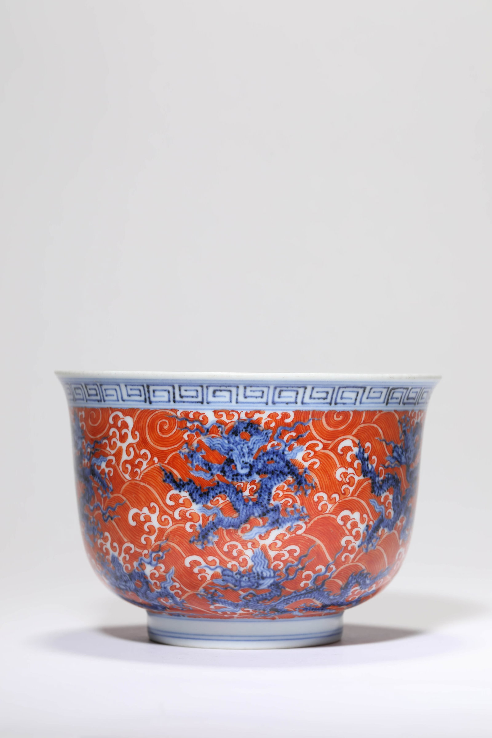 A BLUE AND WHITE AND IRON-RED 'DRAGON' BOWL: A BLUE AND WHITE AND IRON-RED 'DRAGON' BOWL Dimensions: Width: 15.6 cm (6.14 in) x Height: 11.2 cm (4.41 in). All measurements are approximate.