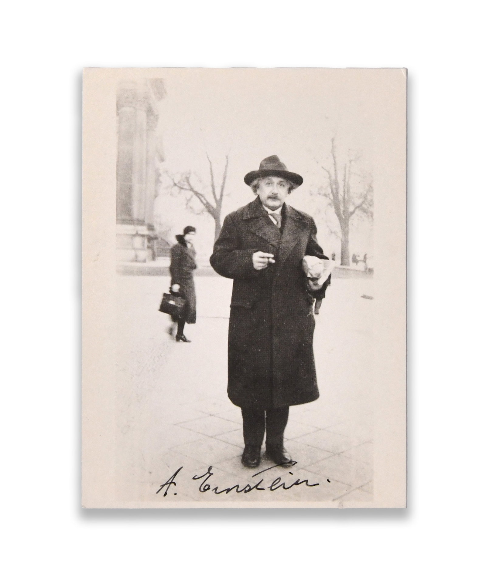 ALBERT EINSTEIN - SIGNED PHOTOGRAPHIC POSTCARD (BERLIN, 1932 IMAGE) (1 of 2)
