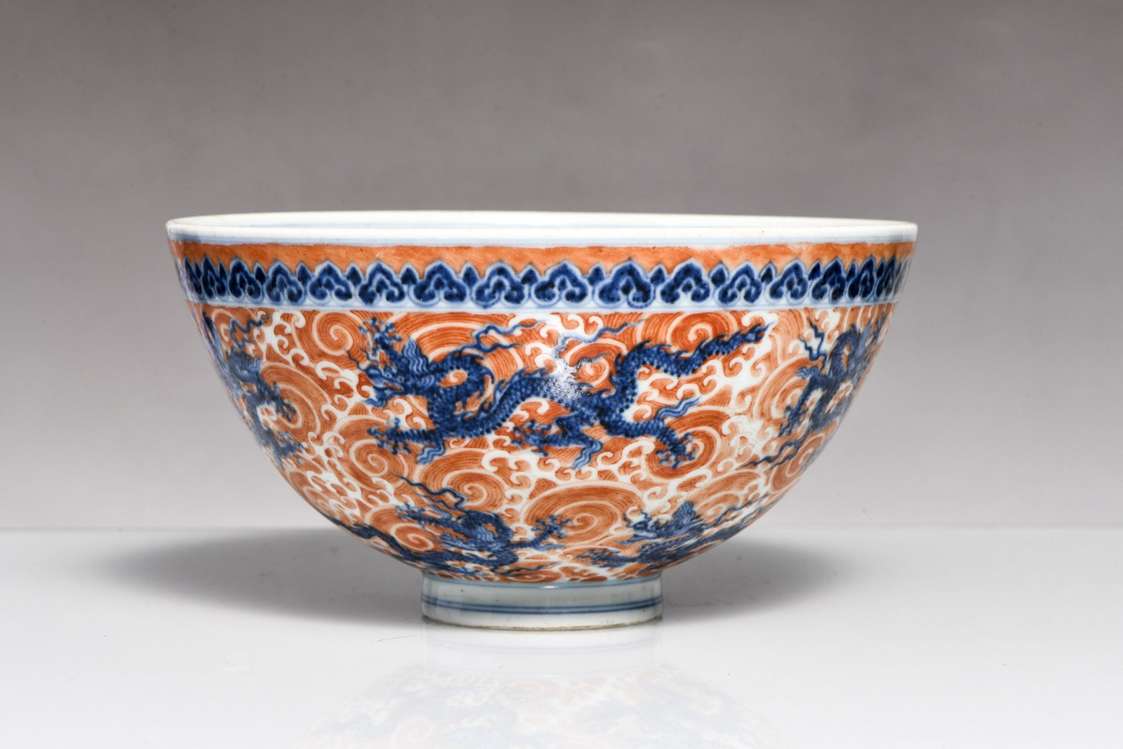 BLUE AND WHITE GLAZED RED SEAWEED DRAGON-PATTERN BOWL, MADE IN THE YEAR OF XUAN DE PERIOD OF THE: BLUE AND WHITE GLAZED RED SEAWEED DRAGON-PATTERN BOWL, MADE IN THE YEAR OF XUAN DE PERIOD OF THE MING DYNASTY Description: Width: 20 cm Height: 10.5 cm