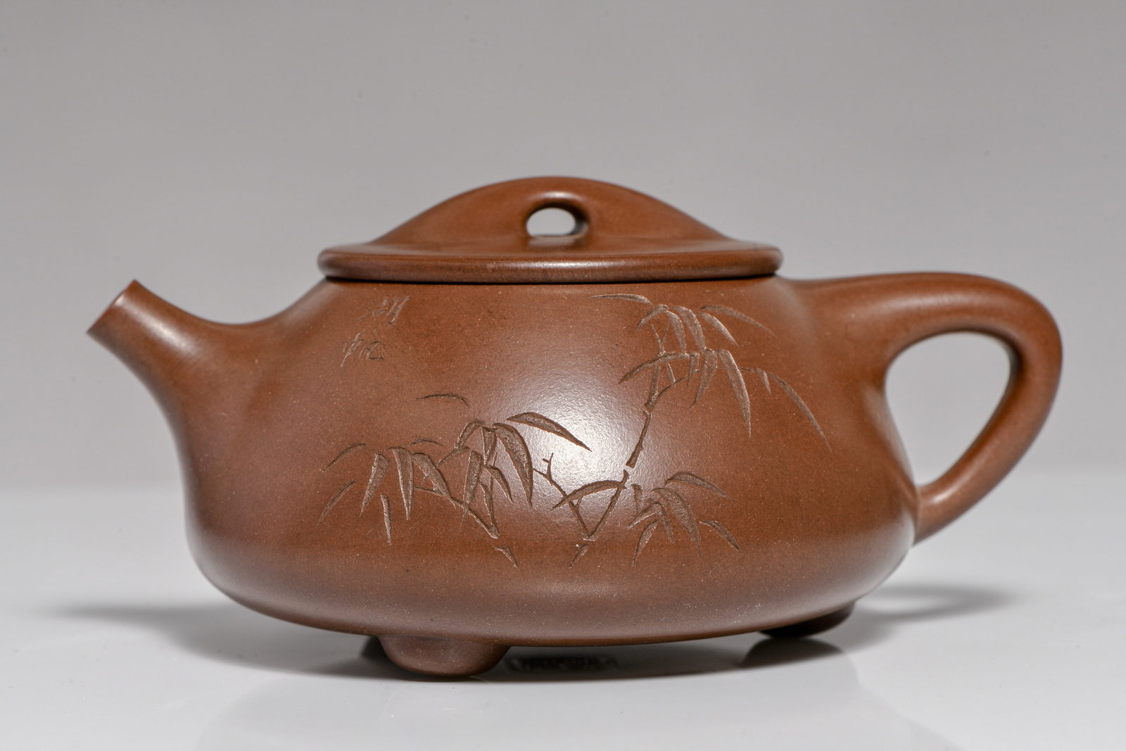 PORCELAIN POT: PORCELAIN POT Description: Width: 13.5 cm Height: 6.5 cm