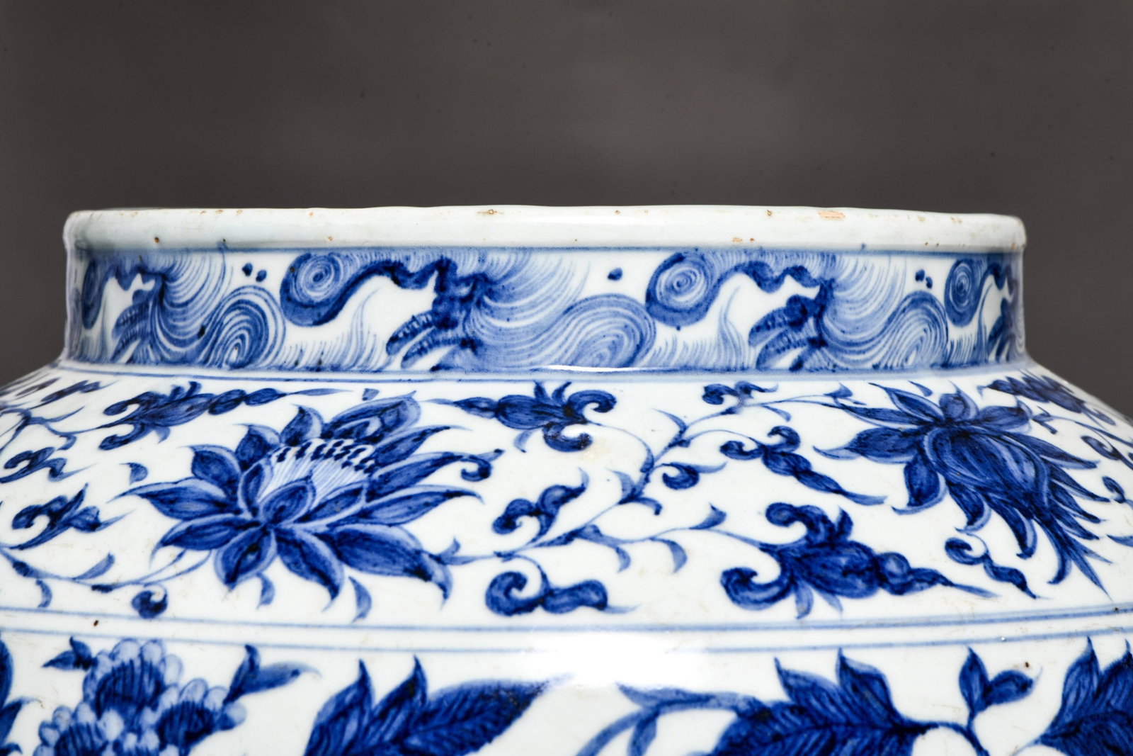 BLUE AND WHITE SCROLL-PATTERNED FLORAL VASE - 3