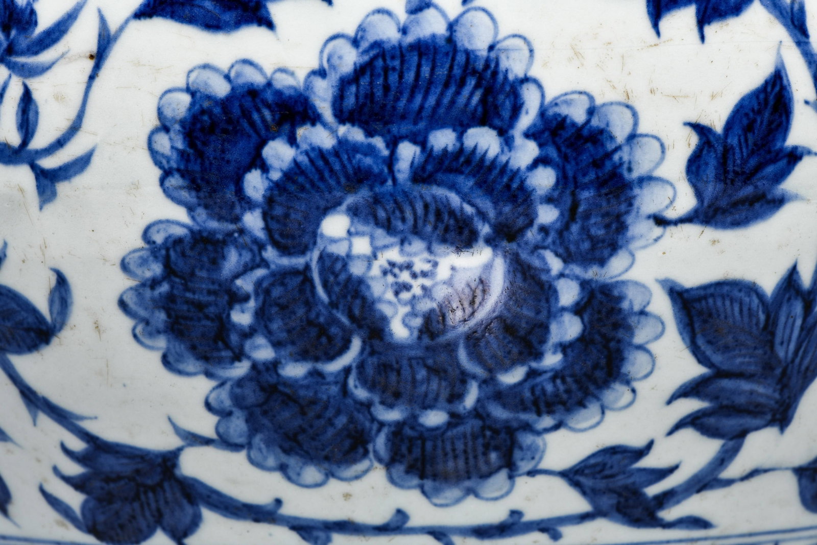 BLUE AND WHITE SCROLL-PATTERNED FLORAL VASE - 4