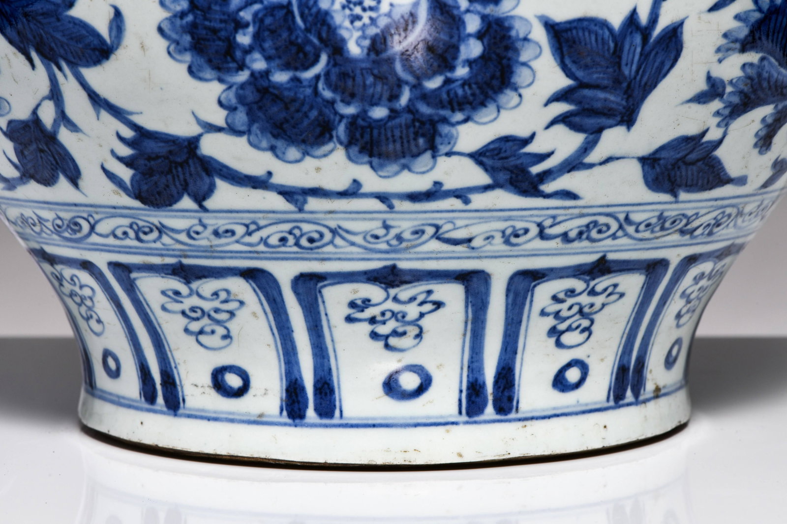BLUE AND WHITE SCROLL-PATTERNED FLORAL VASE - 5