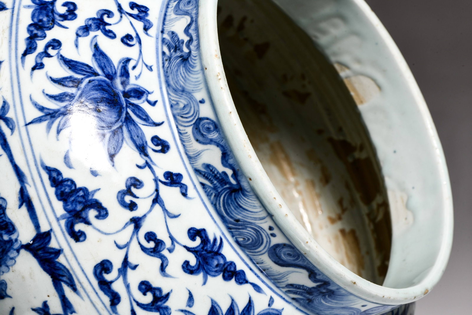 BLUE AND WHITE SCROLL-PATTERNED FLORAL VASE - 6