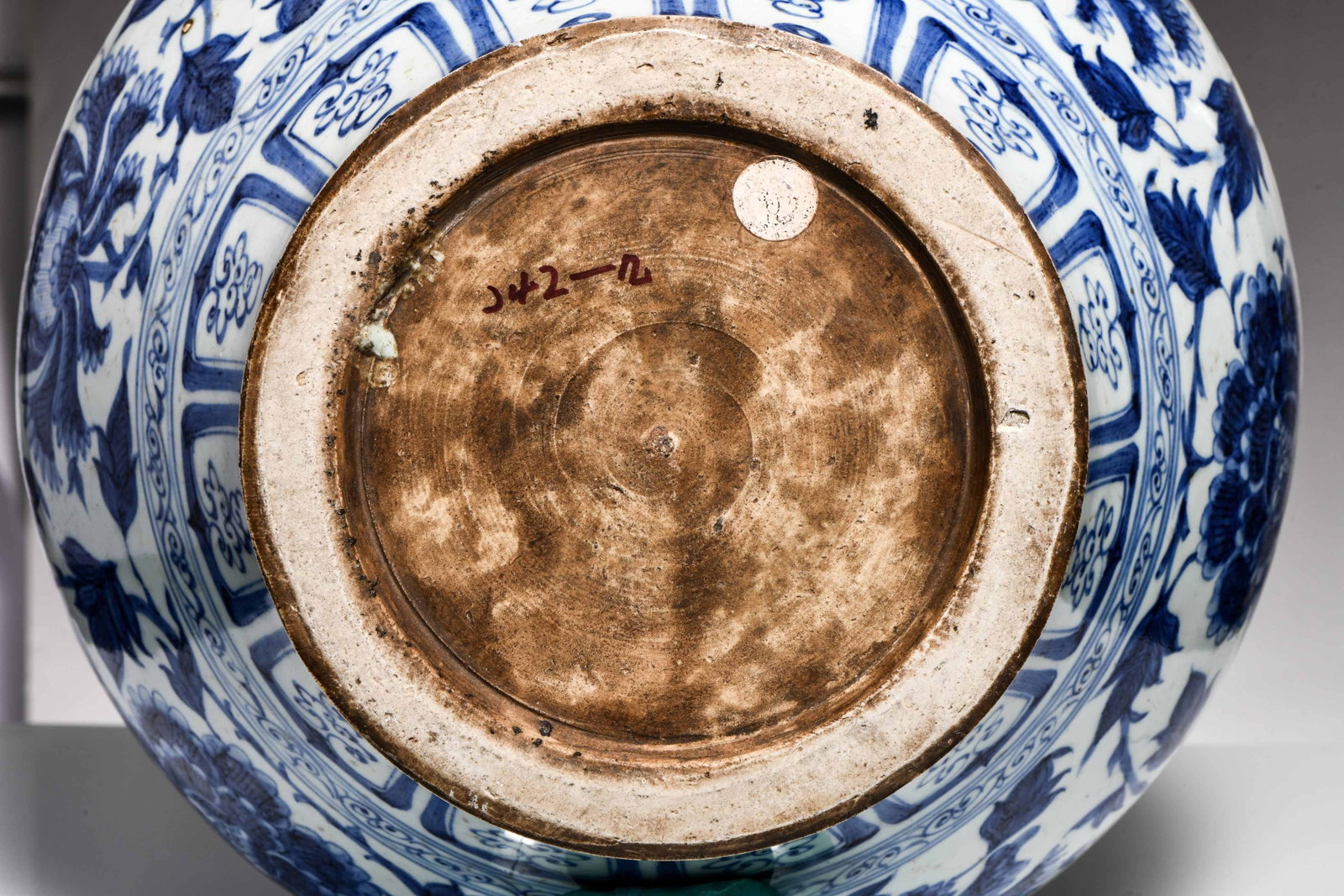 BLUE AND WHITE SCROLL-PATTERNED FLORAL VASE - 7