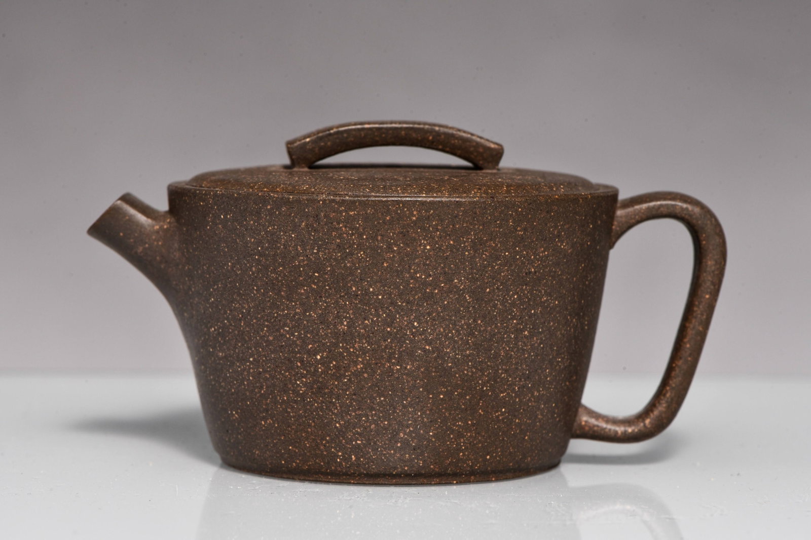 PORCELAIN POT (1 of 5)
