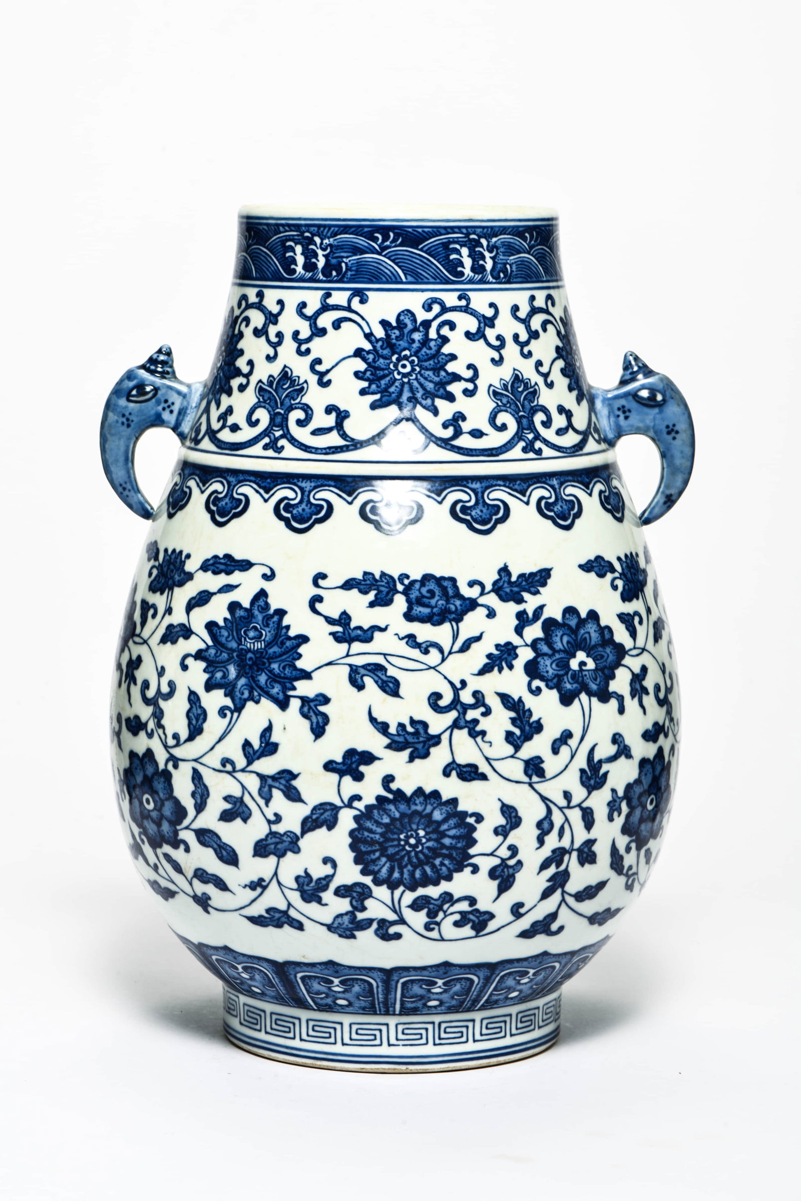 A BLUE AND WHITE 'INTERLOCKING LOTUS' TWO-HANDLED VASE - 2