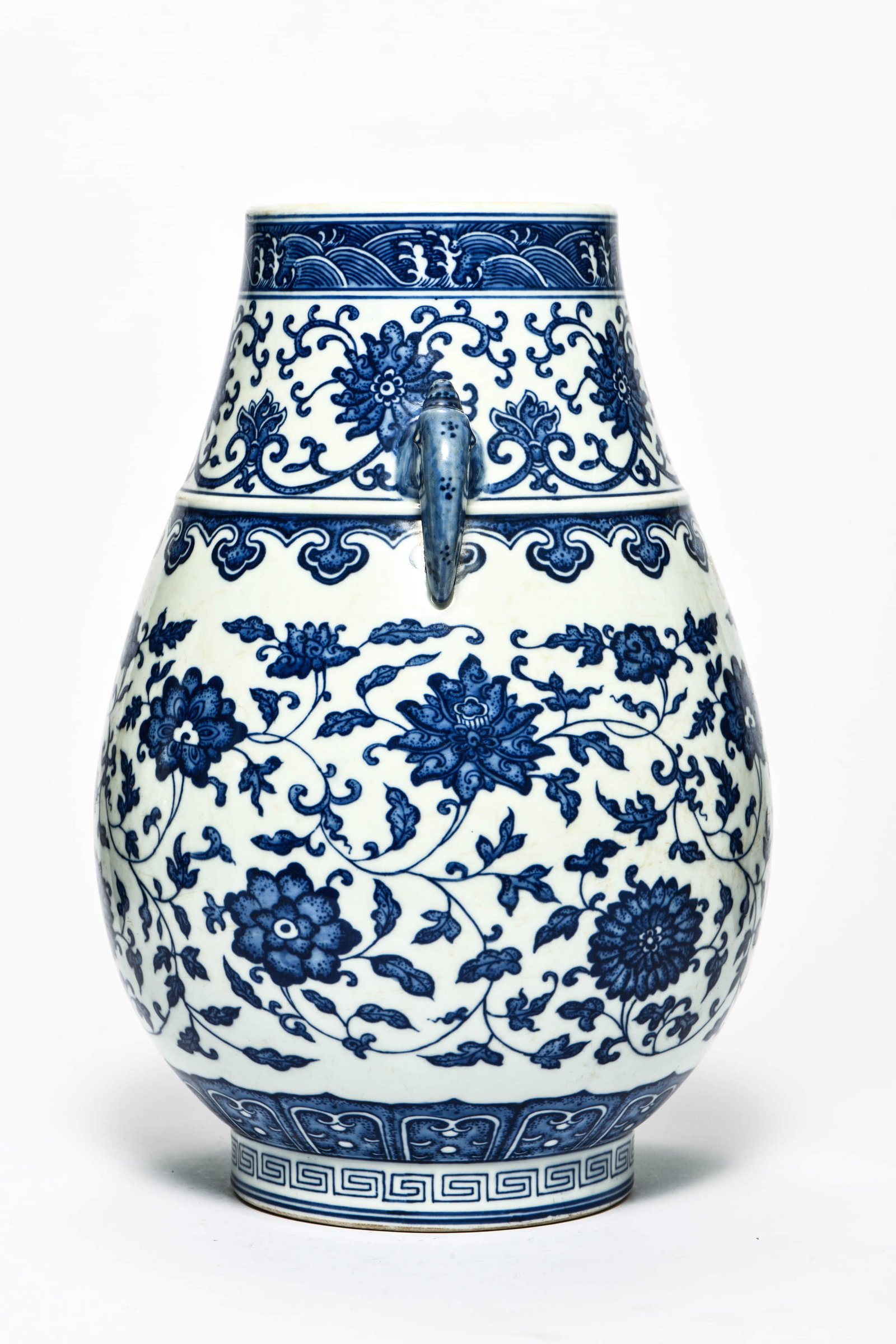 A BLUE AND WHITE 'INTERLOCKING LOTUS' TWO-HANDLED VASE - 3