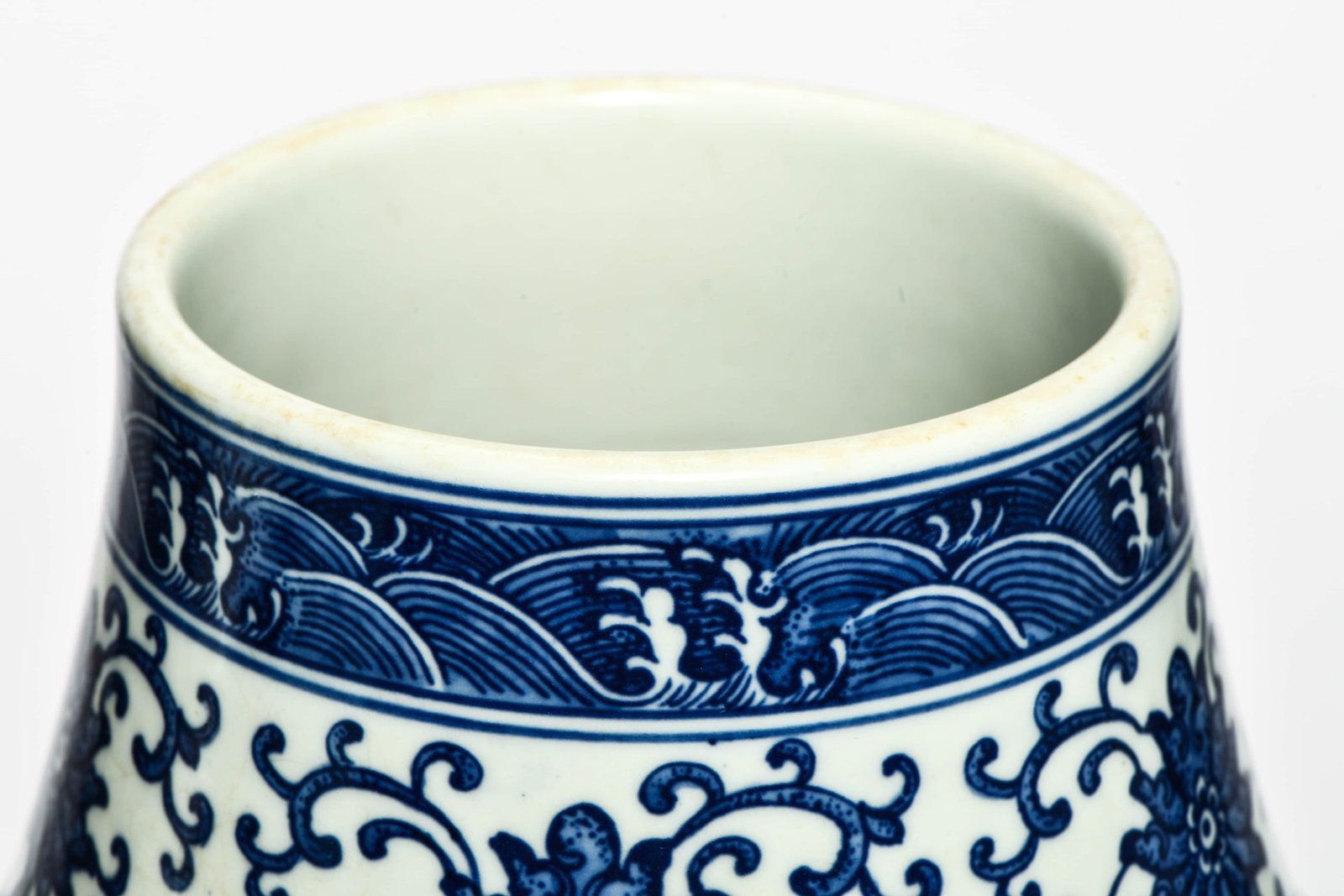 A BLUE AND WHITE 'INTERLOCKING LOTUS' TWO-HANDLED VASE - 4