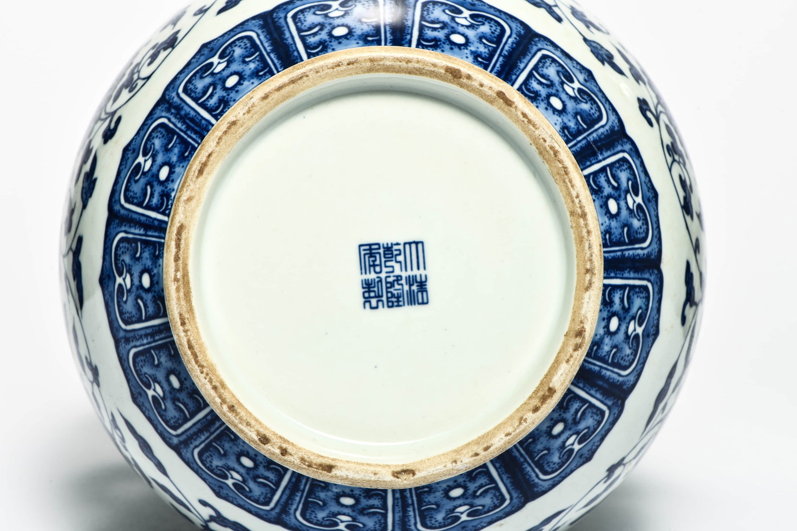 A BLUE AND WHITE 'INTERLOCKING LOTUS' TWO-HANDLED VASE - 5