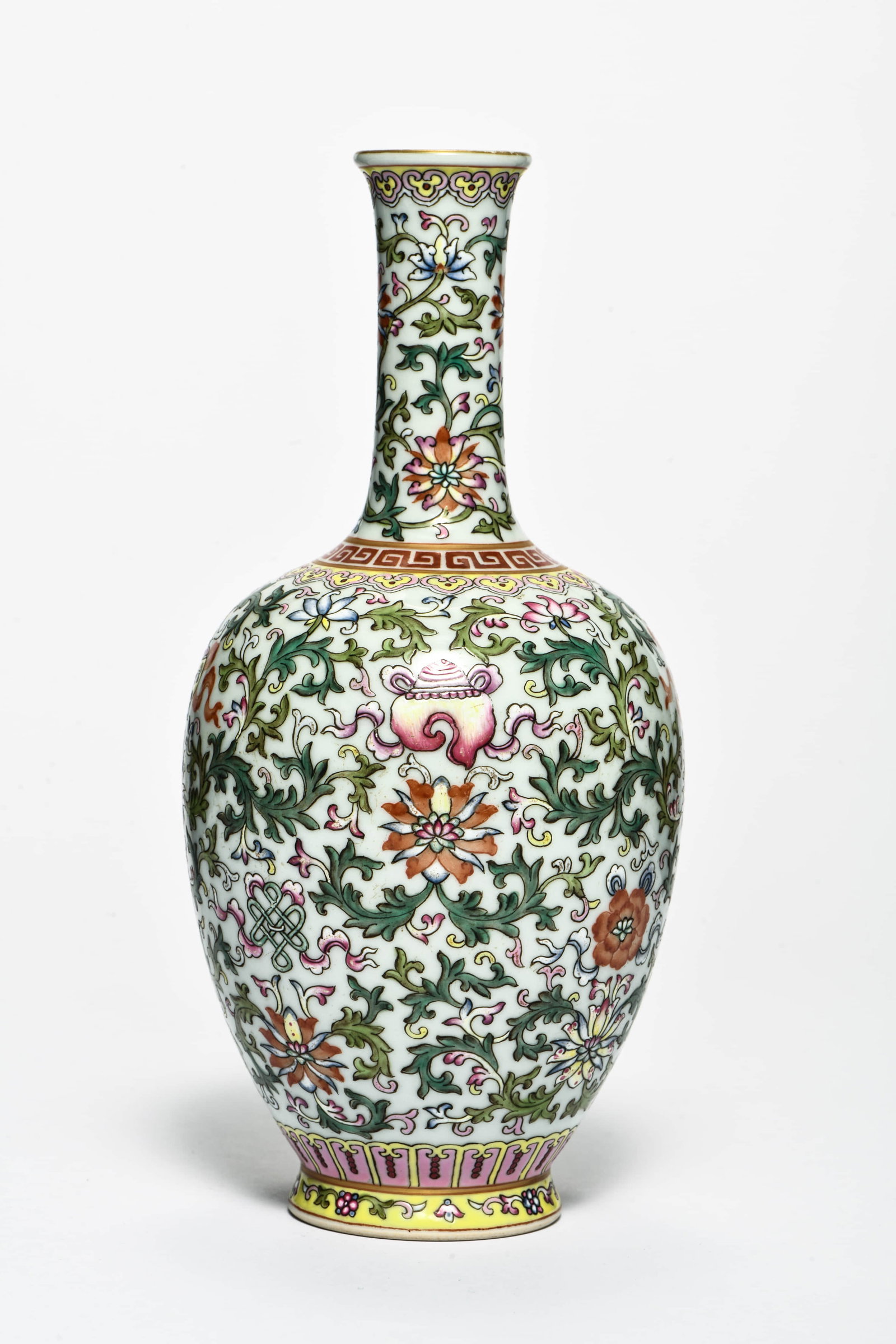 A FAMILLE ROSE 'INTERLOCKING FLOWERS' VASE - 2