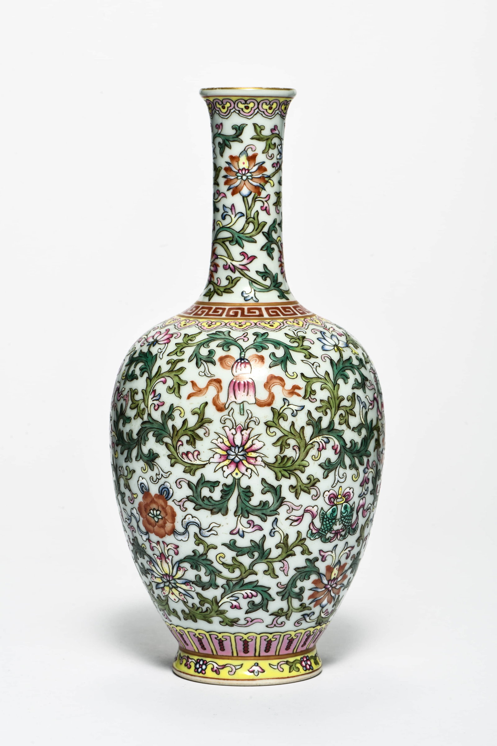 A FAMILLE ROSE 'INTERLOCKING FLOWERS' VASE - 3