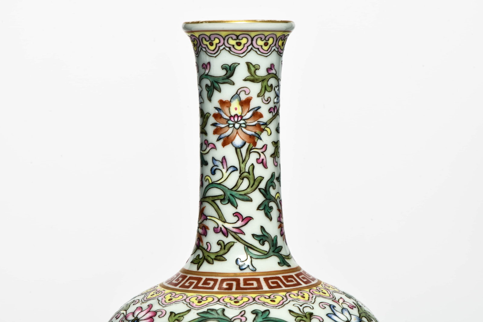 A FAMILLE ROSE 'INTERLOCKING FLOWERS' VASE - 4