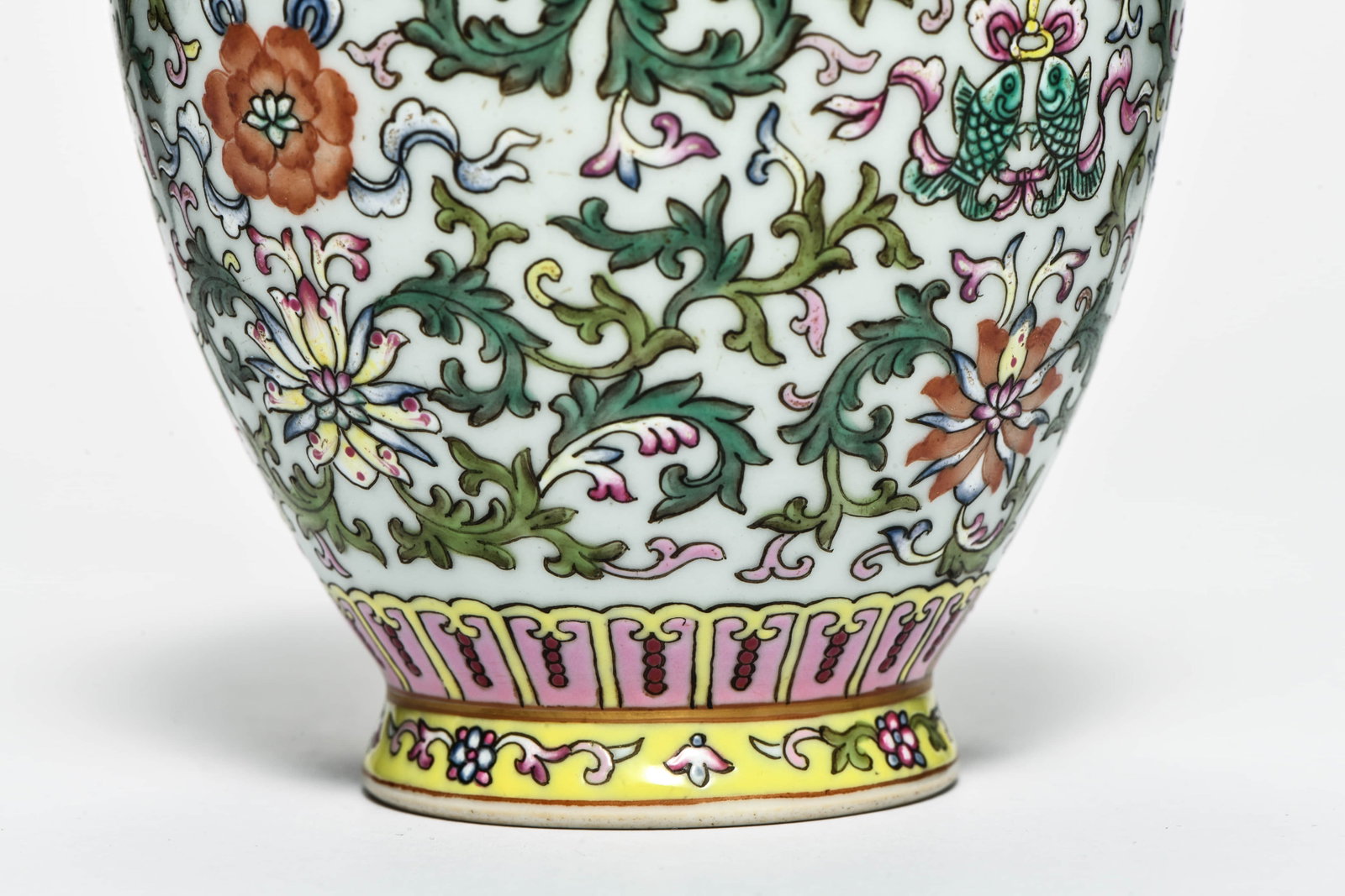 A FAMILLE ROSE 'INTERLOCKING FLOWERS' VASE - 6