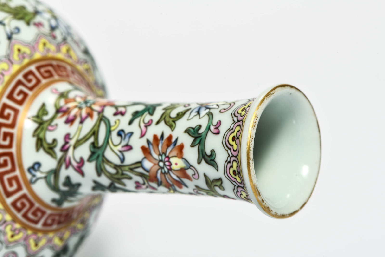 A FAMILLE ROSE 'INTERLOCKING FLOWERS' VASE - 7