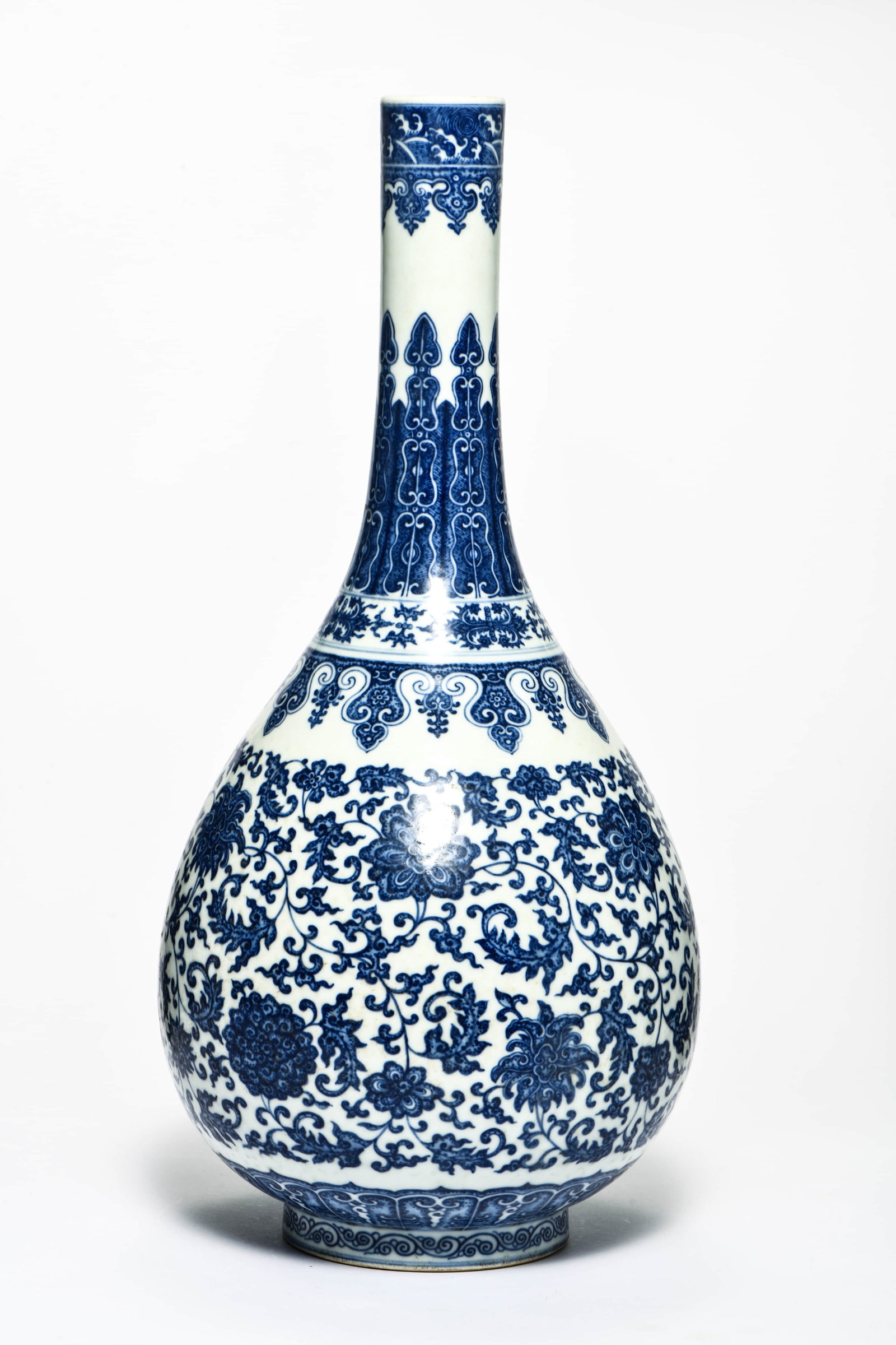 A BLUE AND WHITE 'INTERLOCKING FLOWERS' GLOBULAR VASE - 2