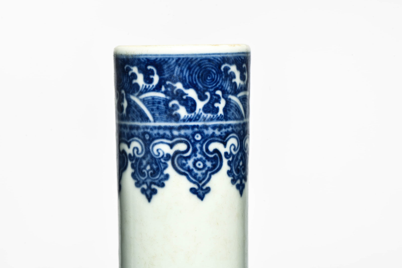 A BLUE AND WHITE 'INTERLOCKING FLOWERS' GLOBULAR VASE - 3