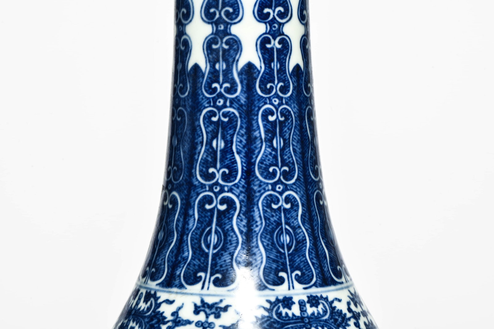 A BLUE AND WHITE 'INTERLOCKING FLOWERS' GLOBULAR VASE - 4