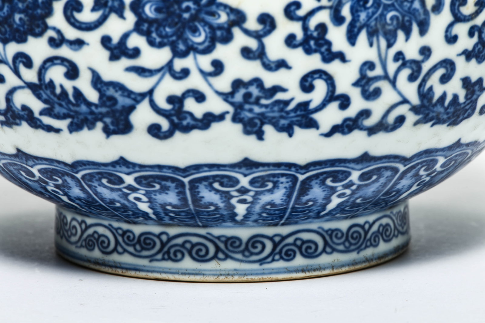 A BLUE AND WHITE 'INTERLOCKING FLOWERS' GLOBULAR VASE - 5