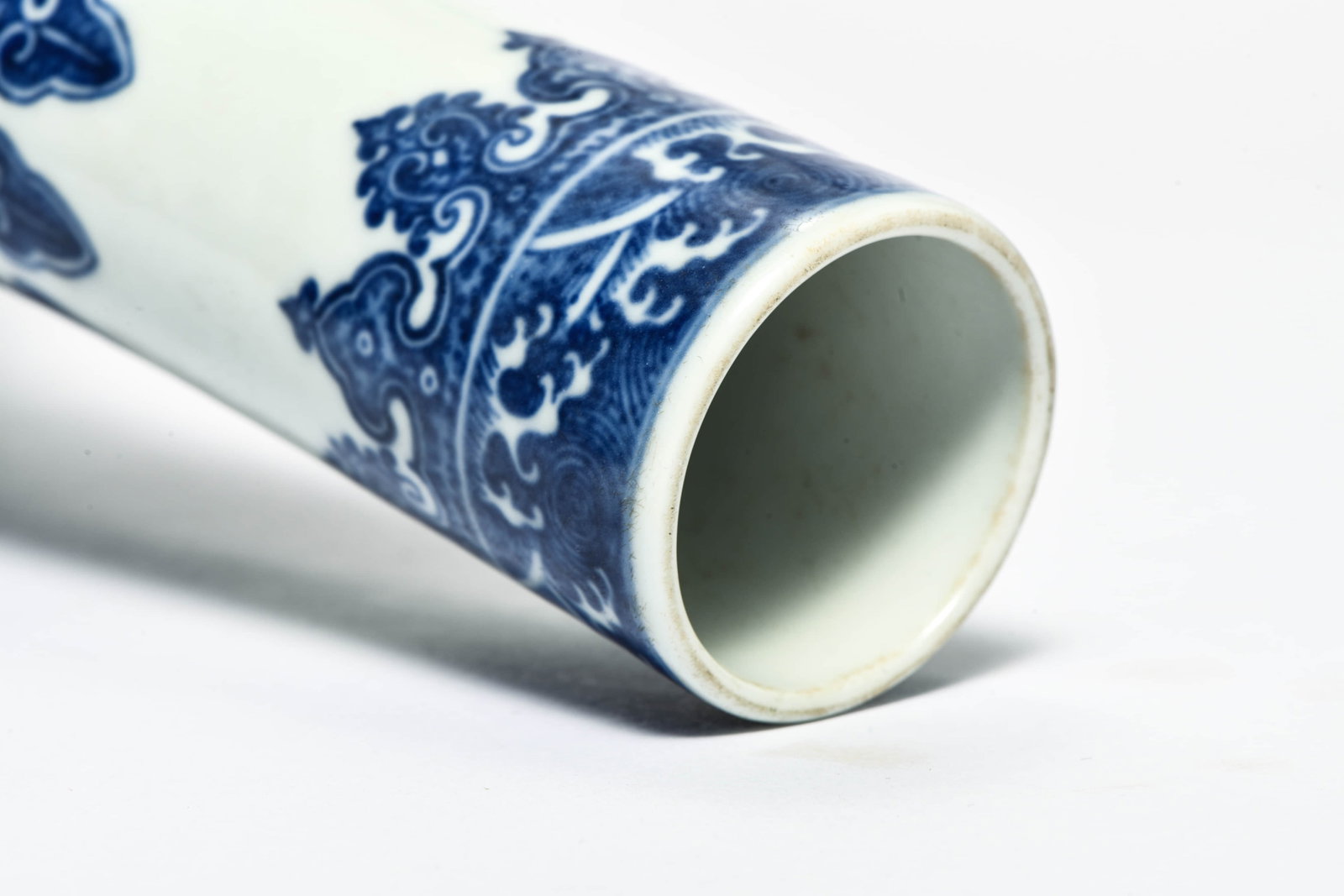 A BLUE AND WHITE 'INTERLOCKING FLOWERS' GLOBULAR VASE - 6