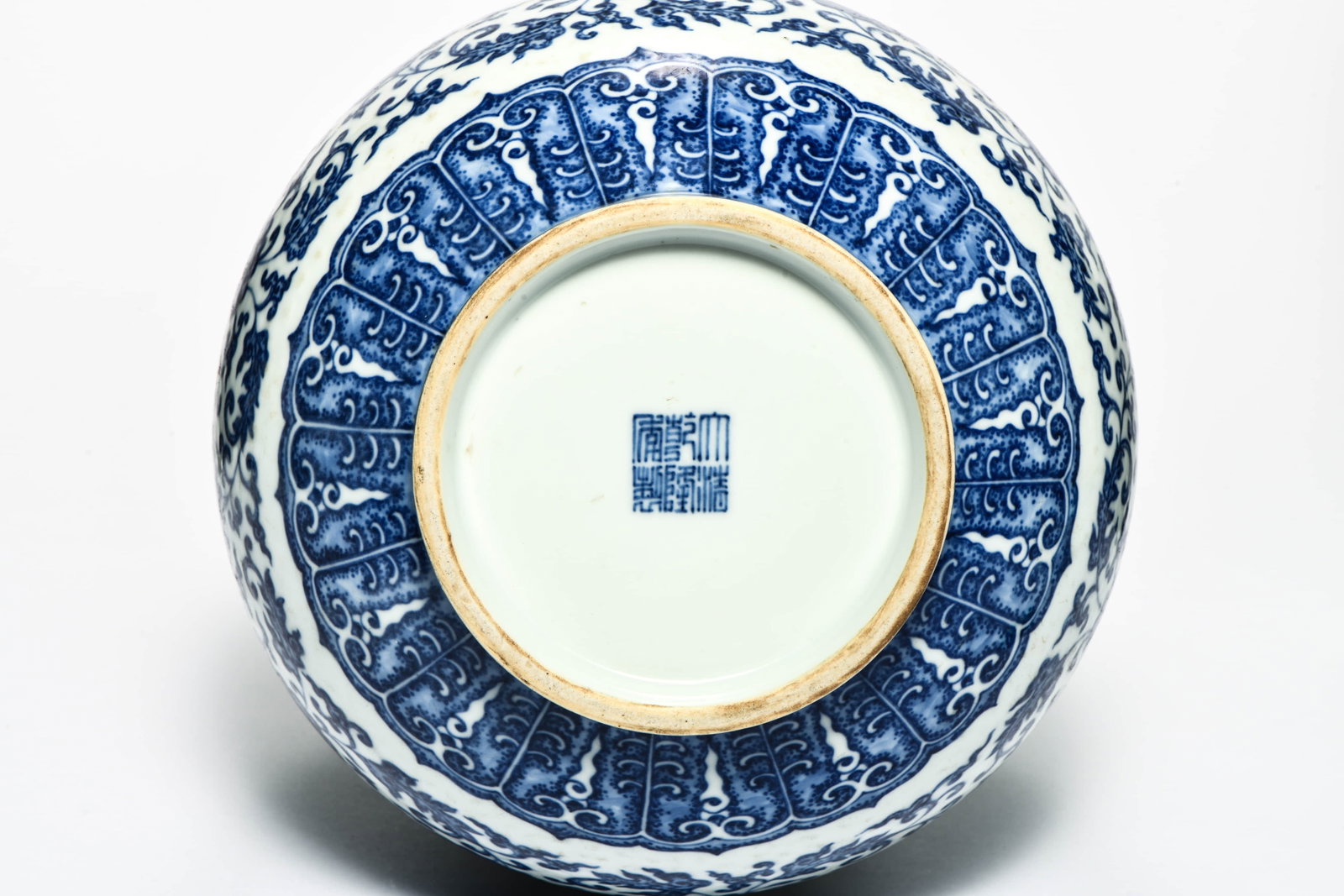 A BLUE AND WHITE 'INTERLOCKING FLOWERS' GLOBULAR VASE - 7