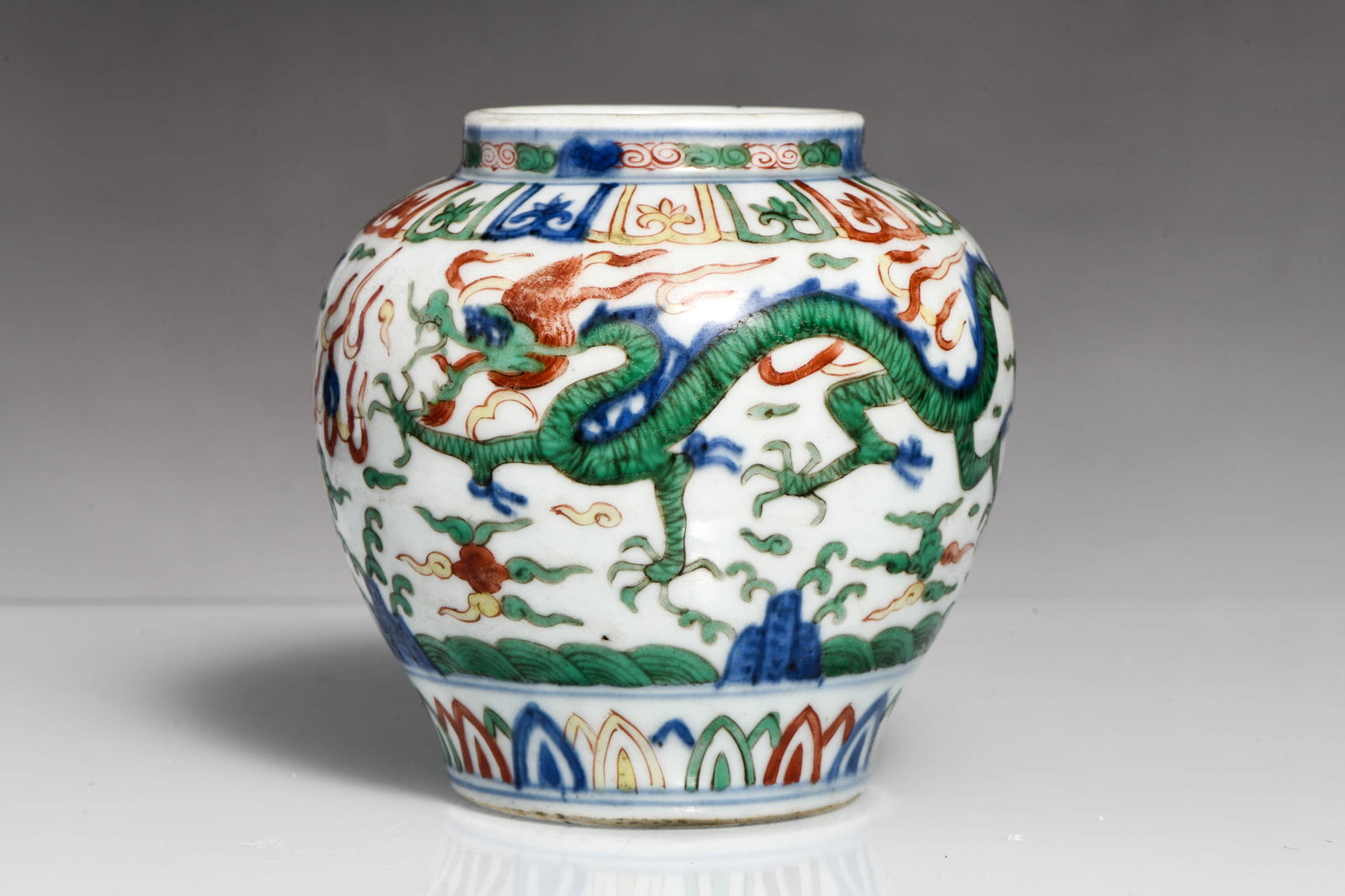 A WUCAI 'DRAGON' SMALL JAR (1 of 8)