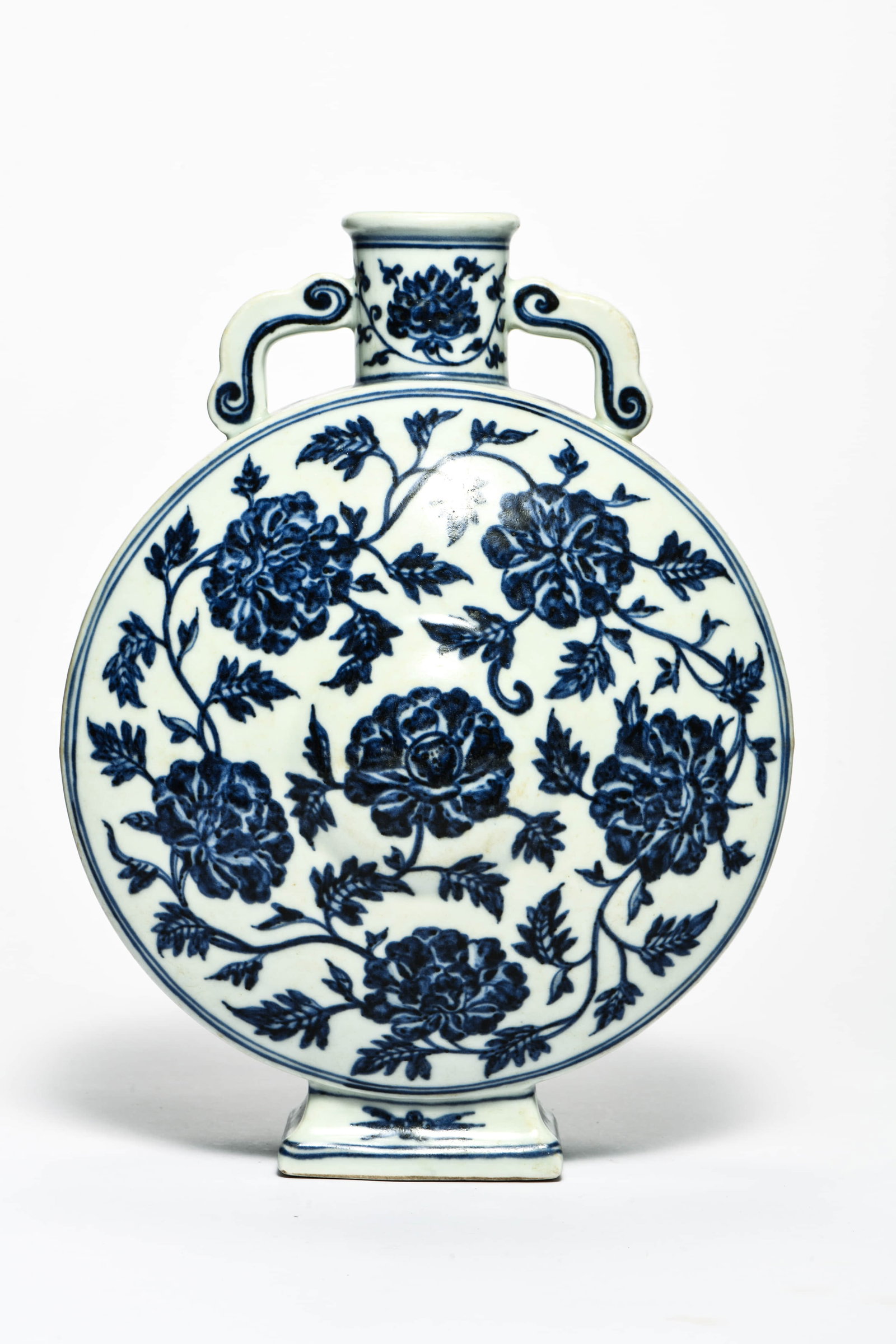 A BLUE AND WHITE 'INTERLOCKING FLOWERS' MOONFLASK: A BLUE AND WHITE 'INTERLOCKING FLOWERS' MOONFLASK Description: Length::20cm Width::20cm Height::29cm