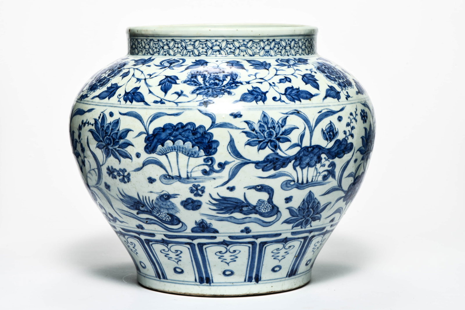 A BLUE AND WHITE 'INTERLOCKING FLOWERS' JAR: A BLUE AND WHITE 'INTERLOCKING FLOWERS' JAR Description: Length::32cm Width::32cm Height::32cm