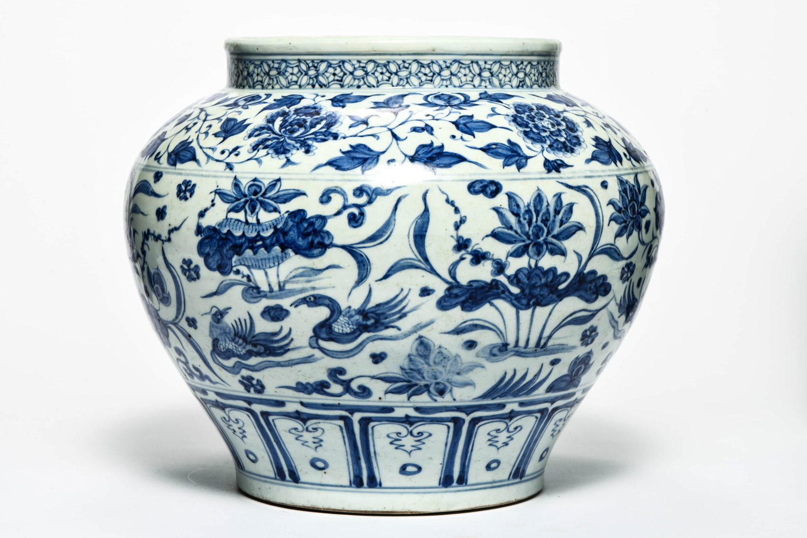 A BLUE AND WHITE 'INTERLOCKING FLOWERS' JAR - 3