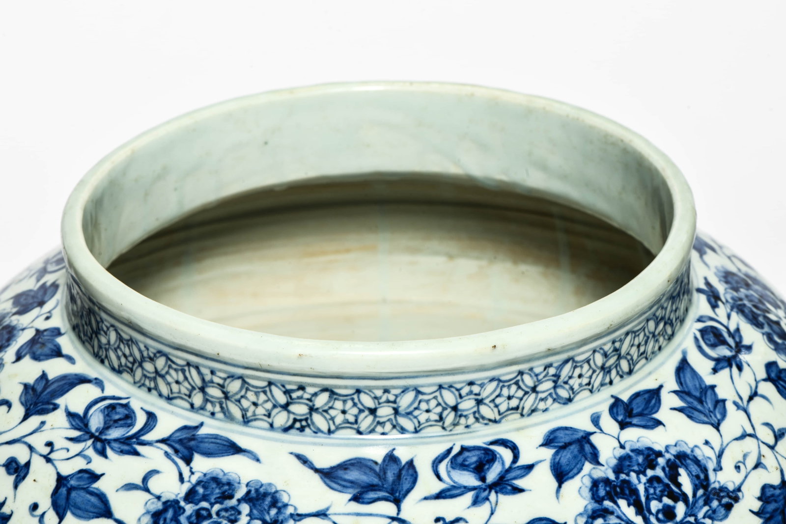 A BLUE AND WHITE 'INTERLOCKING FLOWERS' JAR - 4