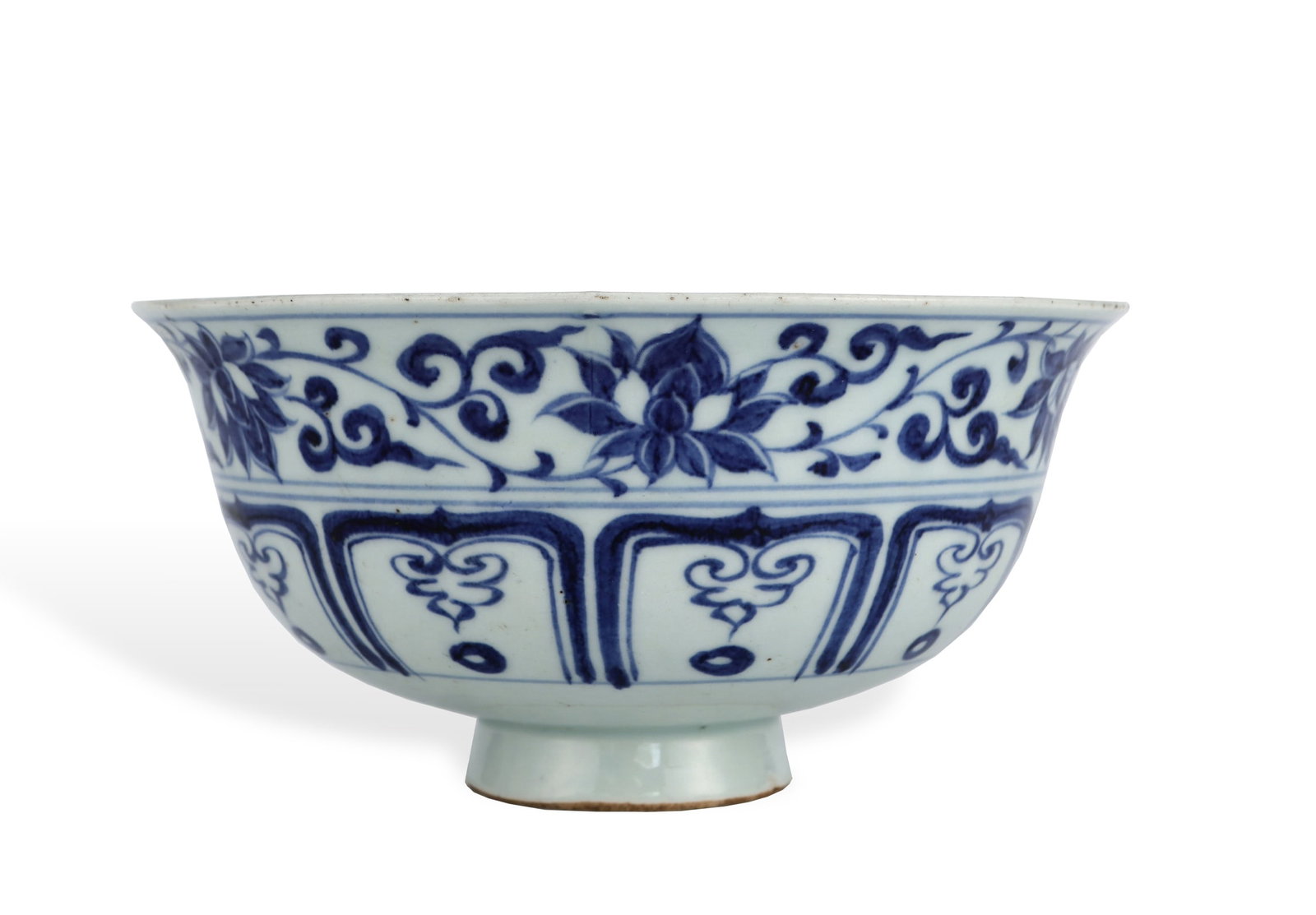 A BLUE AND WHITE 'INTERLOCKING LOTUS' BOWL: A BLUE AND WHITE 'INTERLOCKING LOTUS' BOWL Dimensions: Length: 19.5 cm (7.68 in.), Height: 9.7 cm (3.82 in.). All measurements are approximate.