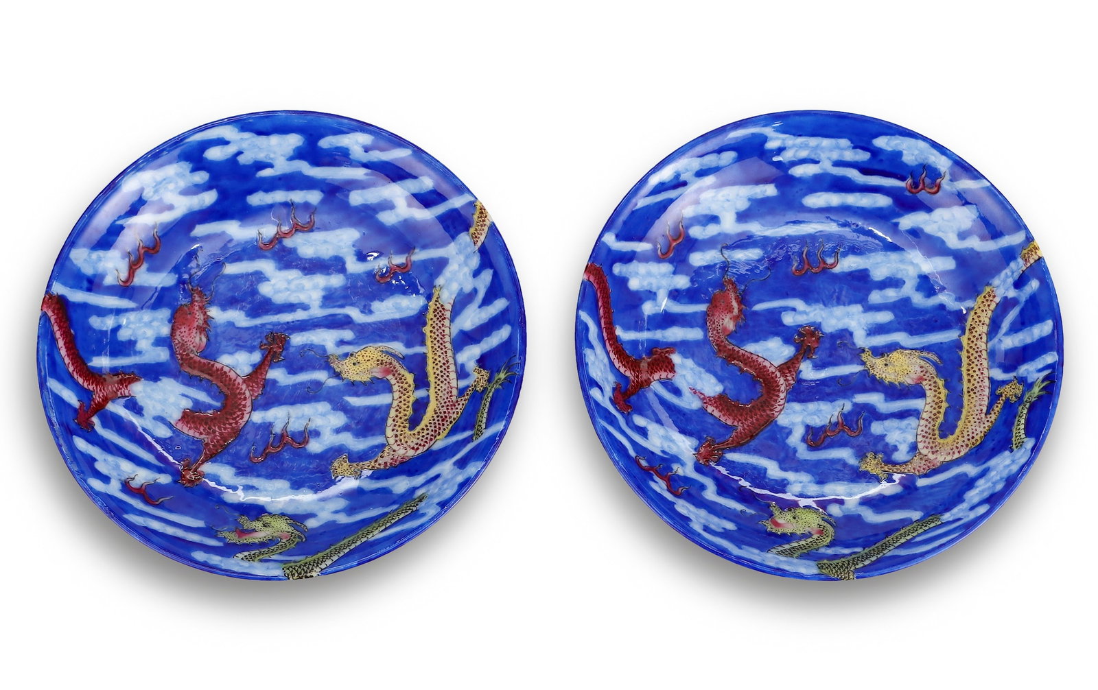 A PAIR OF BLUE AND WHITE AND WUCAI 'CLOUD AND DRAGON' DISHES: A PAIR OF BLUE AND WHITE AND WUCAI 'CLOUD AND DRAGON' DISHES Dimensions: Length: 11.5 cm (4.53 in.), Width: 11.5 cm (4.53 in.). All measurements are approximate.