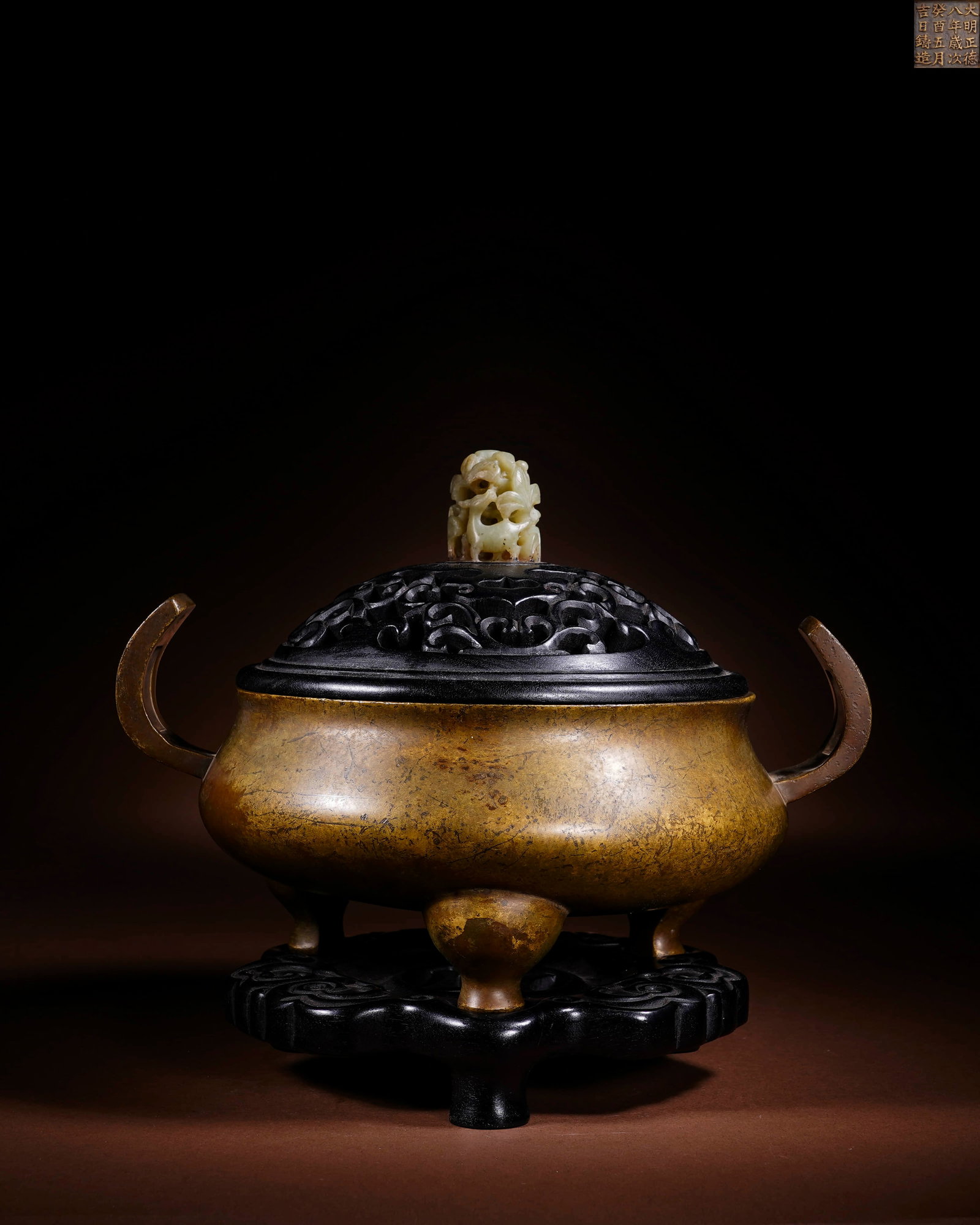 A BRONZE 'SKY-EAR' TRIPOD CENSER: A BRONZE 'SKY-EAR' TRIPOD CENSER Dimensions: Length: 125 cm (49.21 in.), Height: 20 cm (7.87 in.). All measurements are approximate.