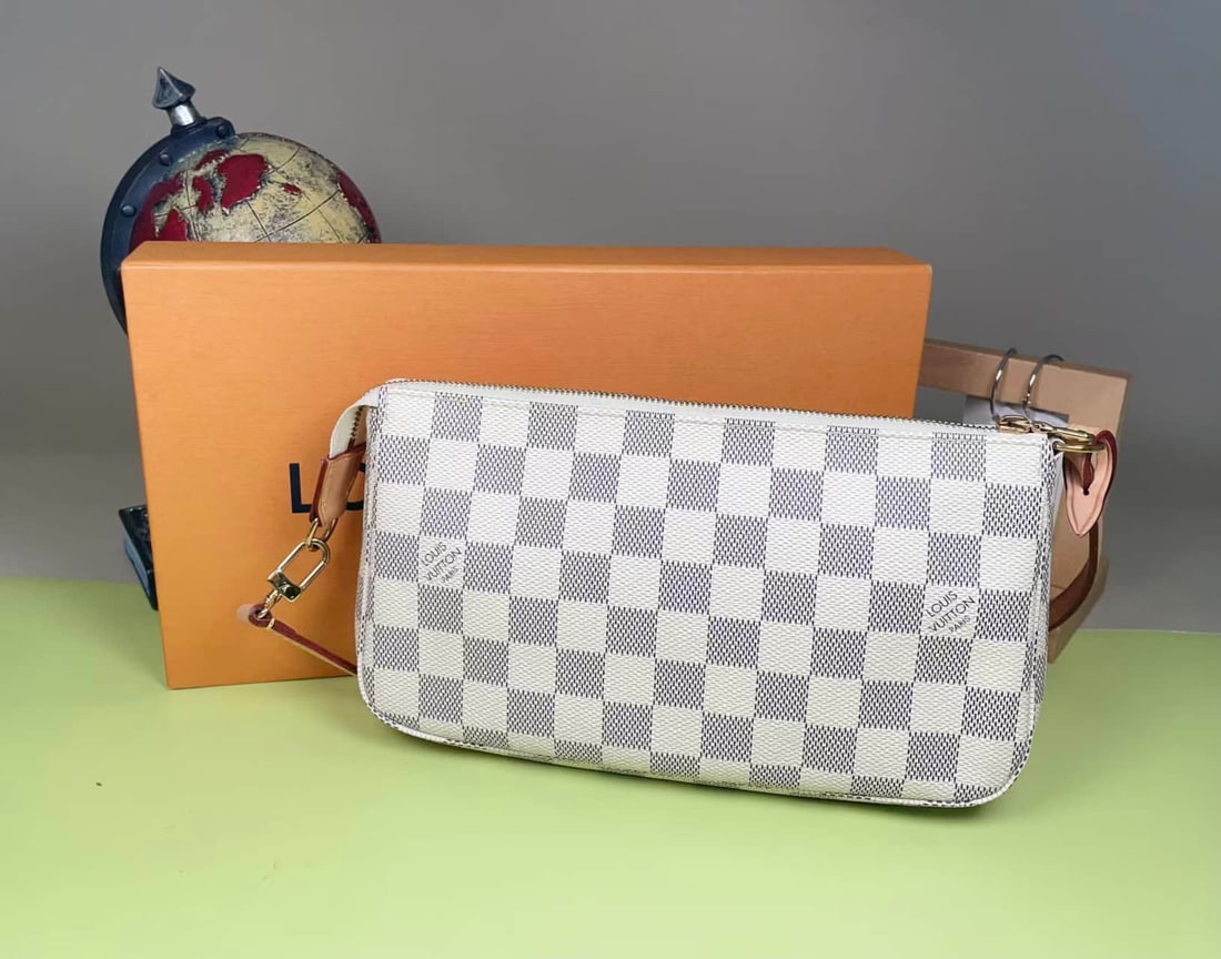 LOUIS VUITTON DAMIER HANDBAG: LOUIS VUITTON DAMIER HANDBAG Louis Vuitton Damier Handbag. Crafted from the house's signature Damier canvas, featuring a zip closure and a shoulder strap for versatile carrying. Dimensions: approximat