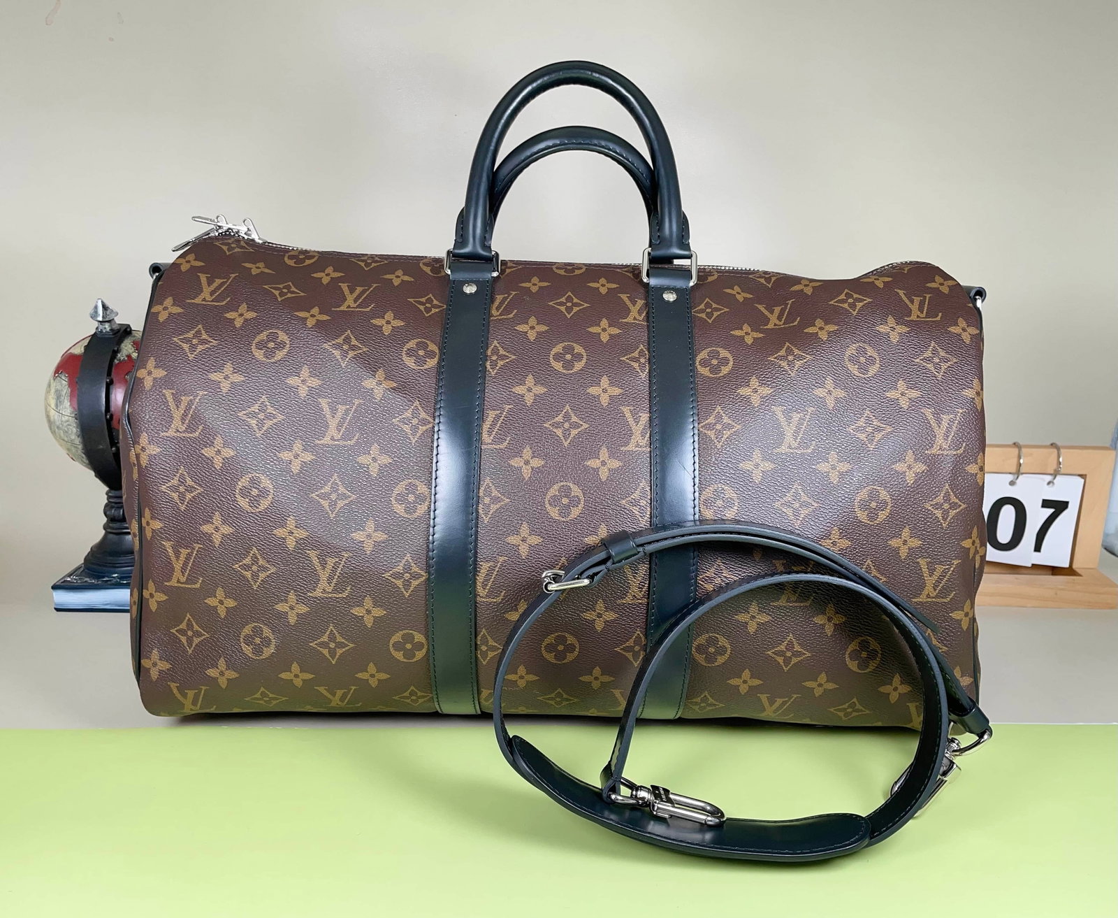 LOUIS VUITTON KEEPALL 45 TRAVEL BAG: LOUIS VUITTON KEEPALL 45 TRAVEL BAG Louis Vuitton Keepall 45 Travel Bag. Crafted from classic Monogram coated canvas with natural leather trim. The spacious design is fitted with top handles and a