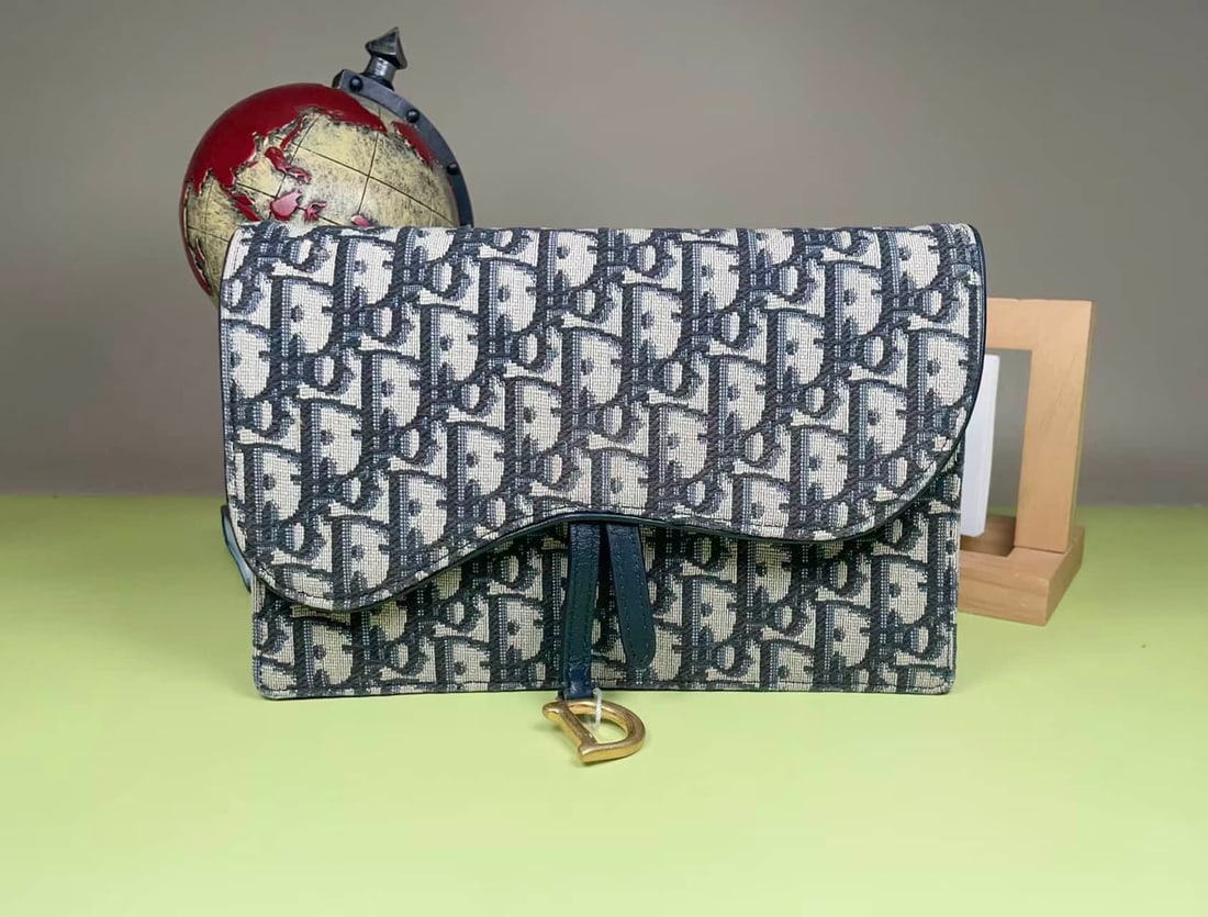 DIOR OBLIQUE CROSSBODY BAG: DIOR OBLIQUE CROSSBODY BAG DIOR. An Oblique-patterned crossbody bag with a flap closure and D-shaped metal charms. Dimensions: 22 × 14.5 × 5 cm.