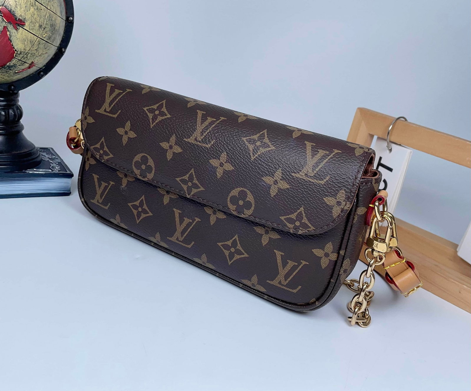 LOUIS VUITTON WALLET ON CHAIN IVY: LOUIS VUITTON WALLET ON CHAIN IVY LOUIS VUITTON, Wallet on Chain Ivy. A Monogram canvas shoulder bag from the microchip era, accompanied by two detachable straps allowing multiple carrying