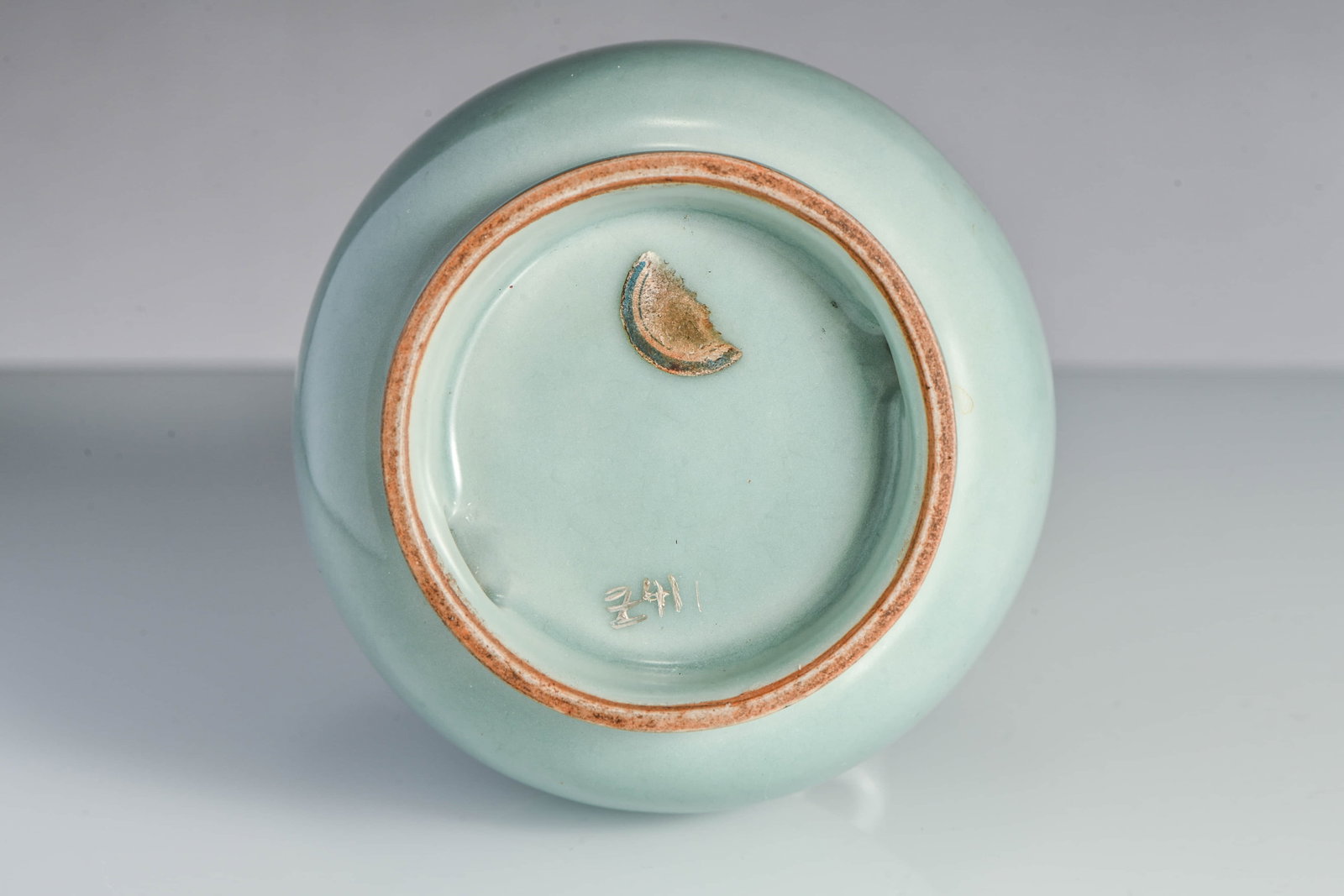 A PALE CELADON-GLAZED VASE - 7