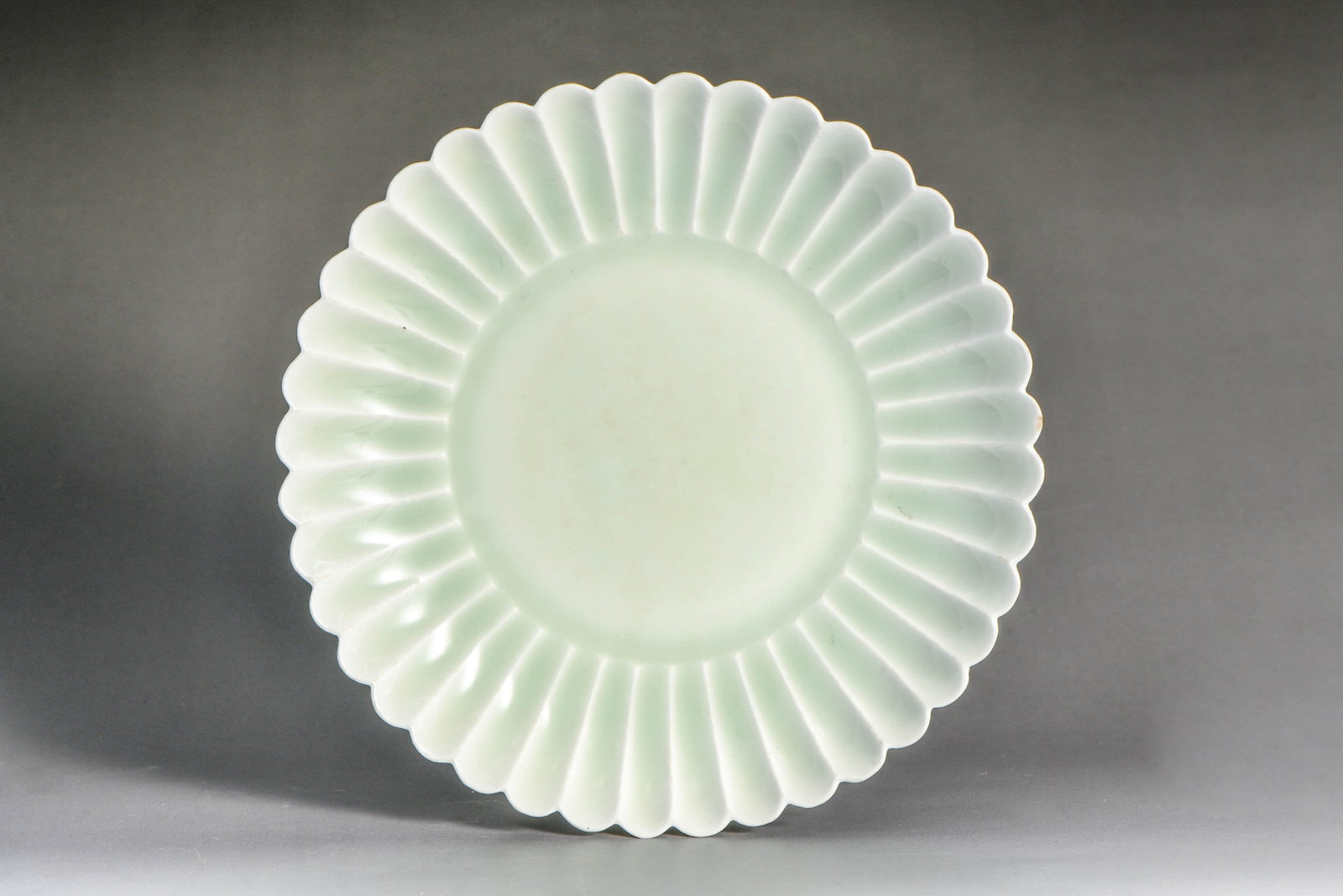 A PALE CELADON-GLAZED CHRYSANTHEMUM-SHAPED DISH: A PALE CELADON-GLAZED CHRYSANTHEMUM-SHAPED DISH Description: Width:18.5cm, Height:3.5cm