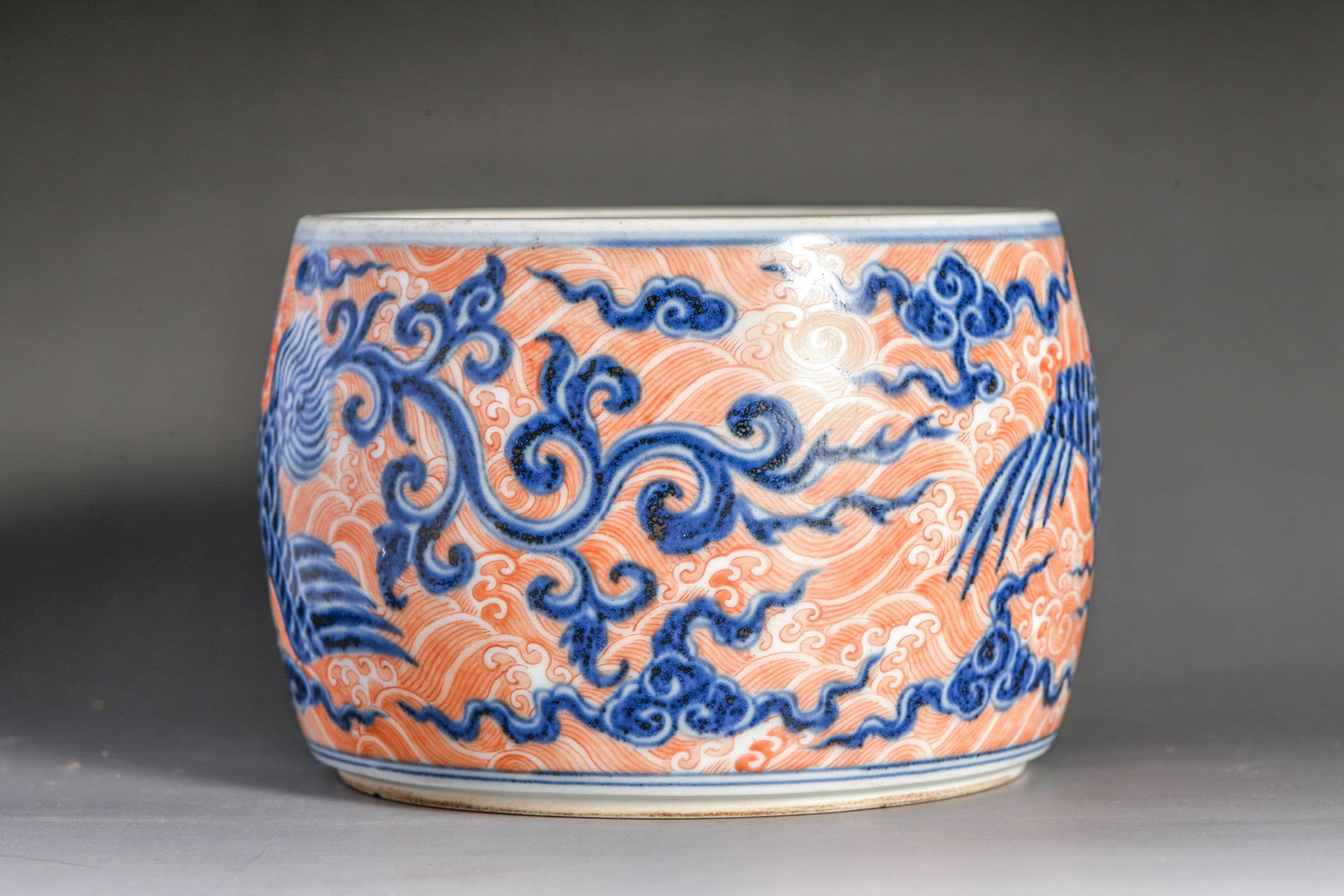 A BLUE AND WHITE WITH IRON-RED 'PHOENIX' CRICKET JAR: A BLUE AND WHITE WITH IRON-RED 'PHOENIX' CRICKET JAR Description: Width:13.5cm, Height:10cm
