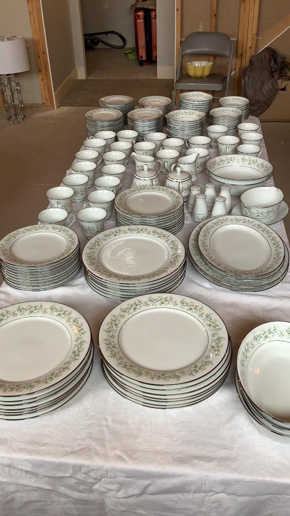 Noritake Savannah China, 150+ Pieces: Great lot of Noritake China. 21 dinner plates, 20 salad plates, 28 dessert plates, 22 large soup bowls with handles, 20 berry bowls, 2 large platters, 2 small platters, 2 large serving bowls, 25 cup a