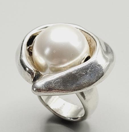 UNO DE 50 Half  Moon Pearl Ring SIZE: 6 Add the perfect finishing touch to any outfit with this bold (1 of 8)
