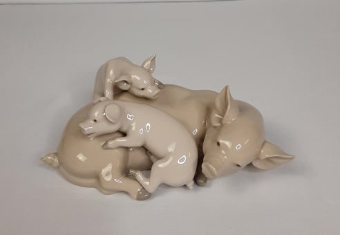 LLadro Playful Piglets Figurine #5228 PROVENANCE: Private: PROVENANCE: Private estate TYPE: Figurine MATERIAL: Porcelain MAKER: Lladro