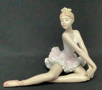 Lladro Graceful Pose Ballerina PROVENANCE: Private estate MATERIAL: Porcelain CONDITION: Very good: PROVENANCE: Private estate MATERIAL: Porcelain CONDITION: Very good