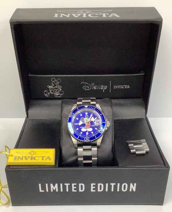 Invicta Mickey Mouse 291/5000 WR20ATM 32504 With box & extra: With box & extra link NA35A S11 Was running when this was cataloged. Please see images for details regarding condition.