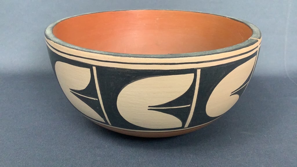 Helen D Bird Abstract Floral Design Dough Bowl Helen was introduced at age 12 by her great aunt to: Helen was introduced at age 12 by her great aunt to pottery making. She maintains a low profile as a traditional pottery artist in Santo Domingo style. Her work is clean and crisp, bold and innovative