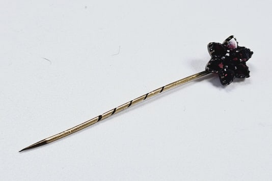 Antique Gold Filled Garnet Flower Pin Pin weighs 1.4: Pin weighs 1.4 Grams This is an antique stick pin featuring a flower design. The flower is composed of dark red garnet gemstones.